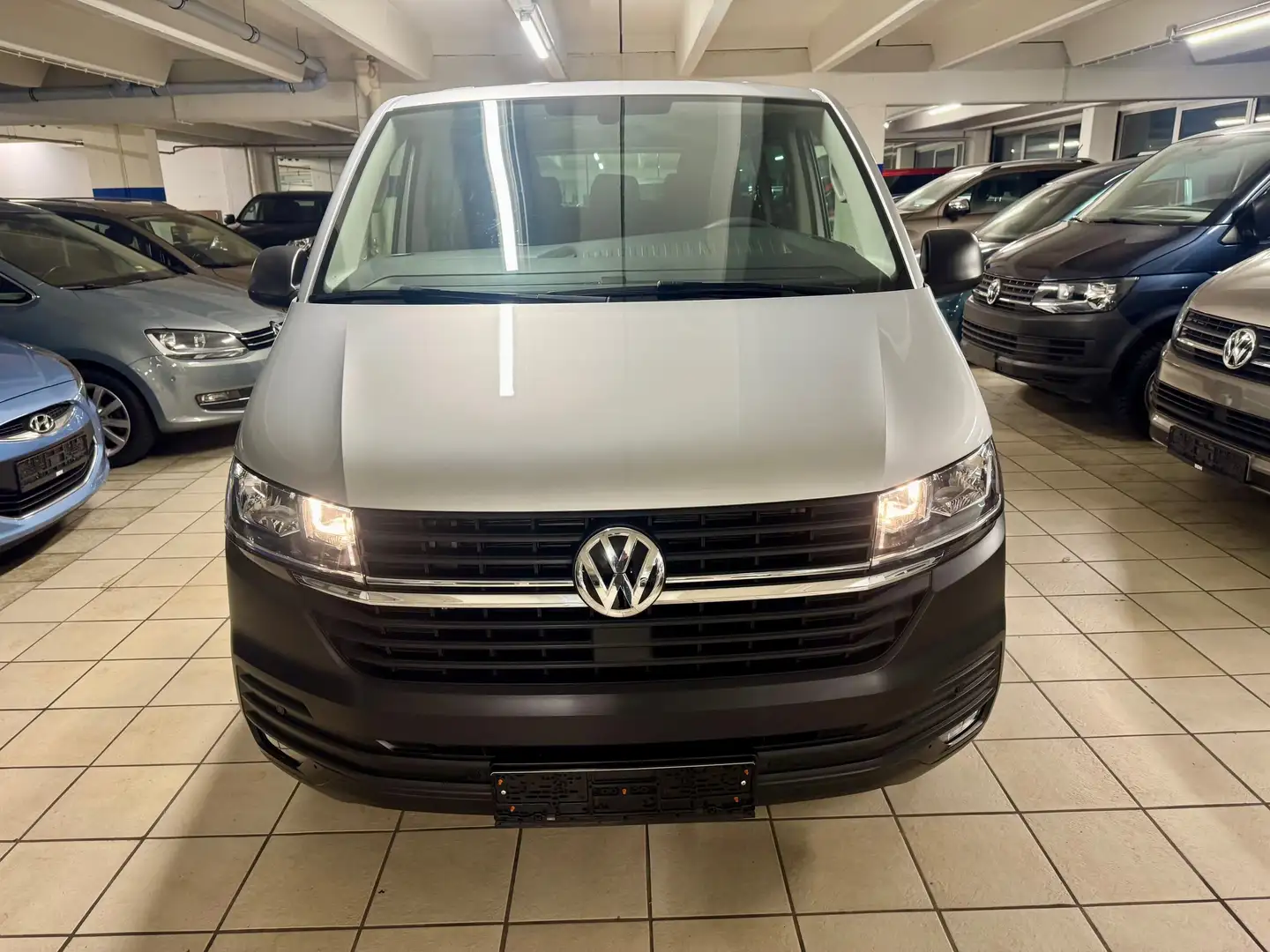 Volkswagen T6.1 Kombi 2.0 TDI lang FWD DSG 9-Sitzer Silber - 2
