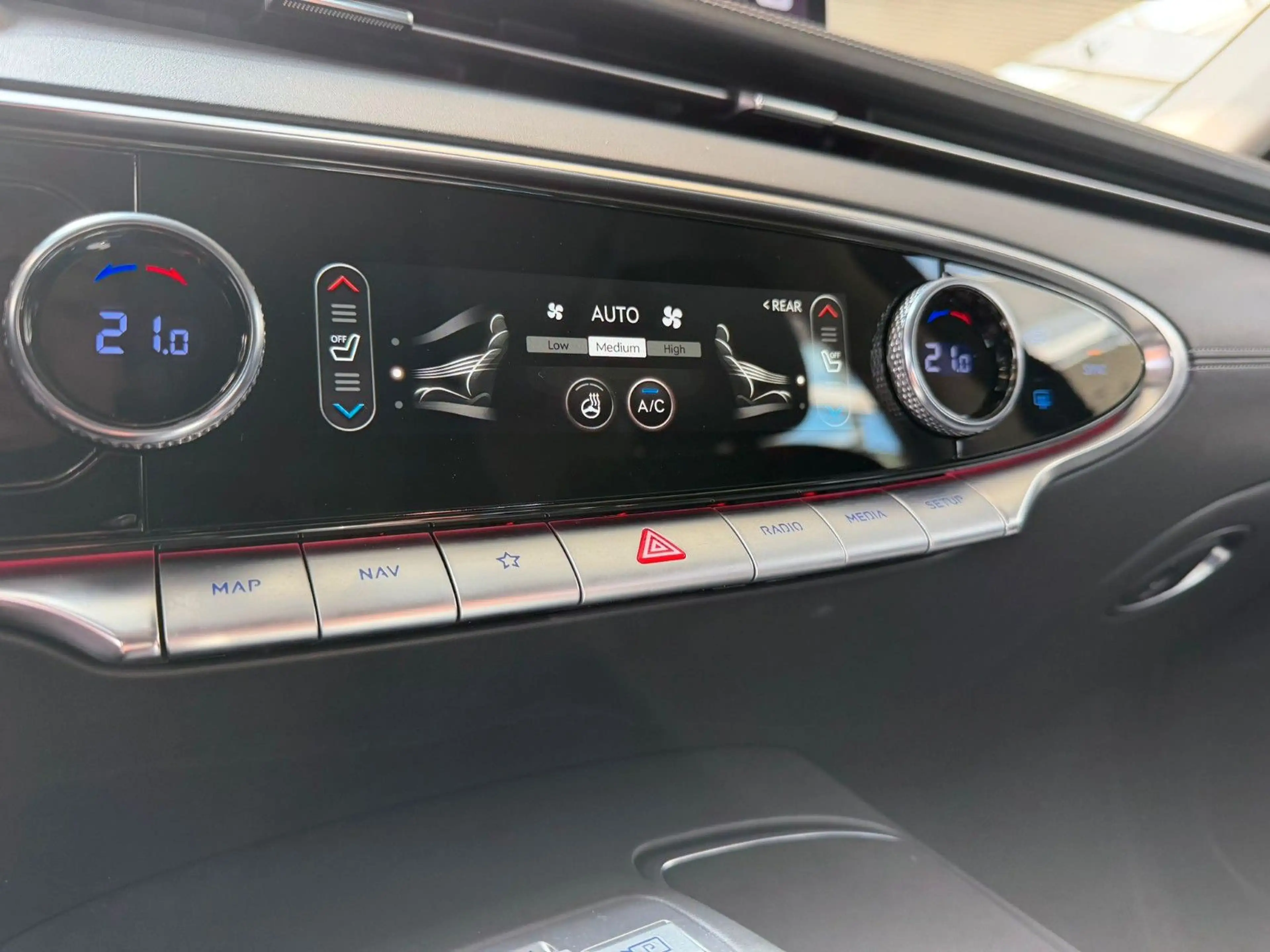 Genesis GV70 2.2 D 8AT AWD Luxury Pano Tech Lexicon Comf — photo 9