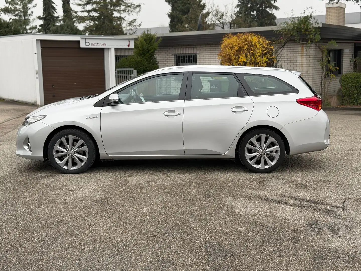 Toyota Auris Touring Sports Hybrid Life+ 1.8 Klima AHK Silber - 2