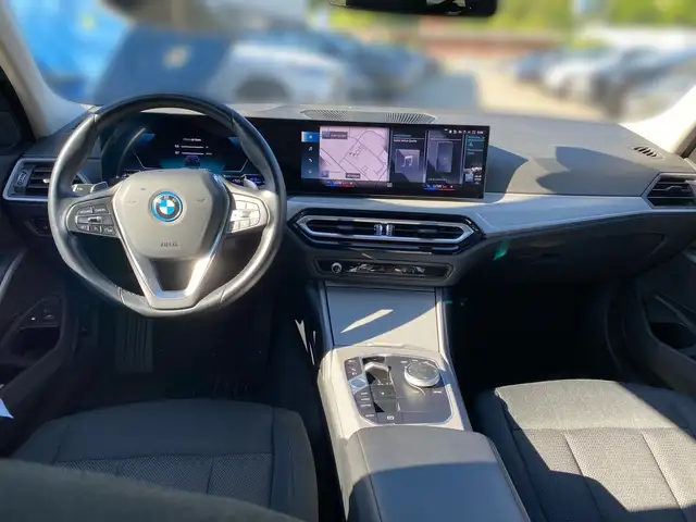 BMW 3 Series view 10