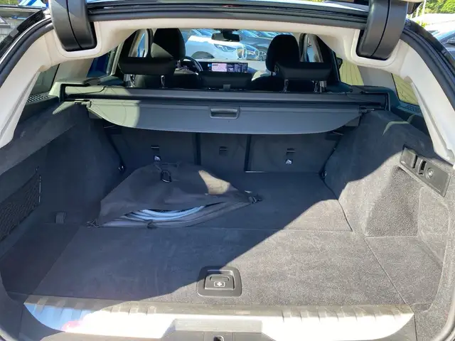 BMW 3 Series view 12