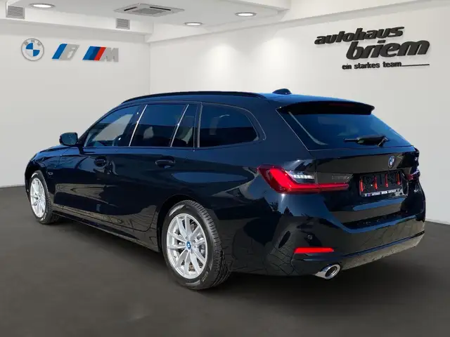 BMW 3 Series view 4