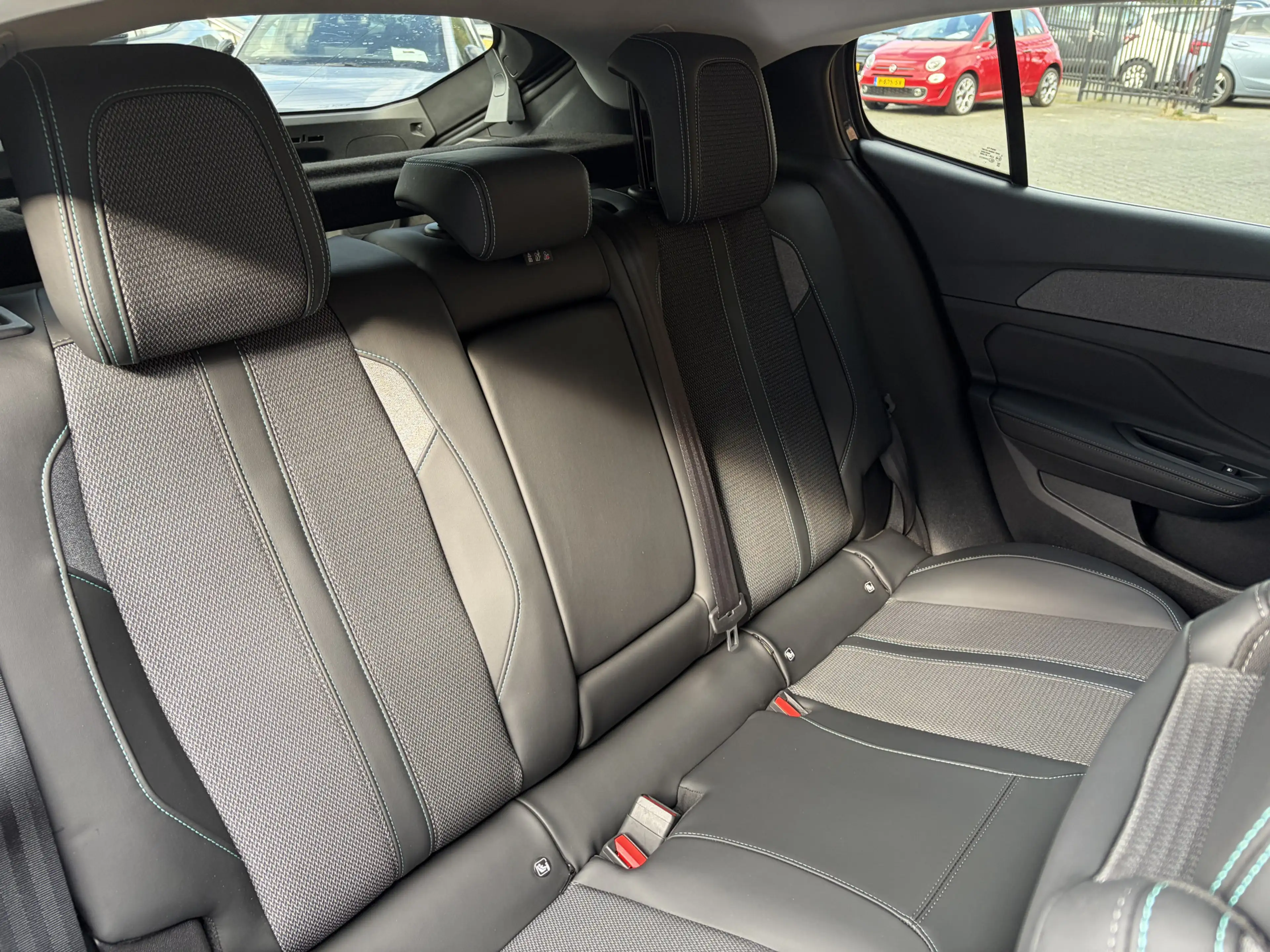 Peugeot 408 1.2 Hybrid 145 e-DCS6 Allure Navigatie / Camera / — photo 47