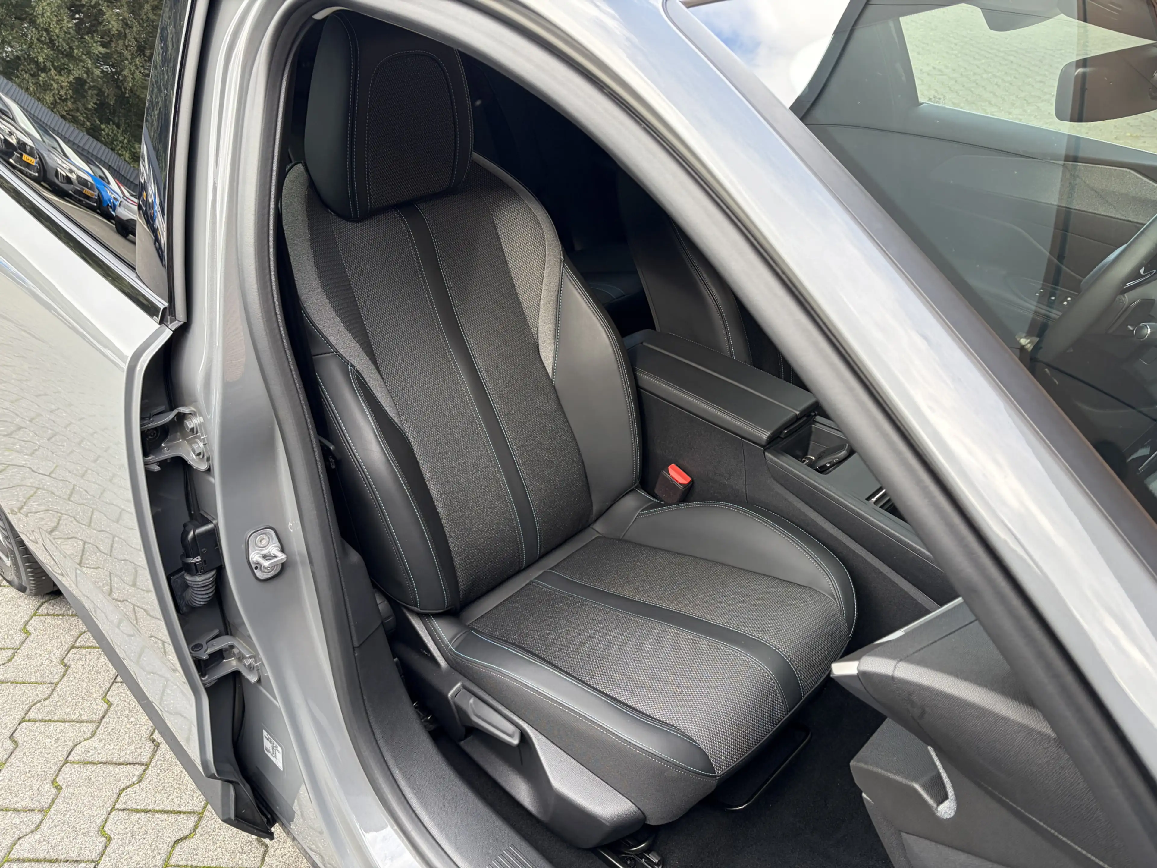 Peugeot 408 1.2 Hybrid 145 e-DCS6 Allure Navigatie / Camera / — photo 45