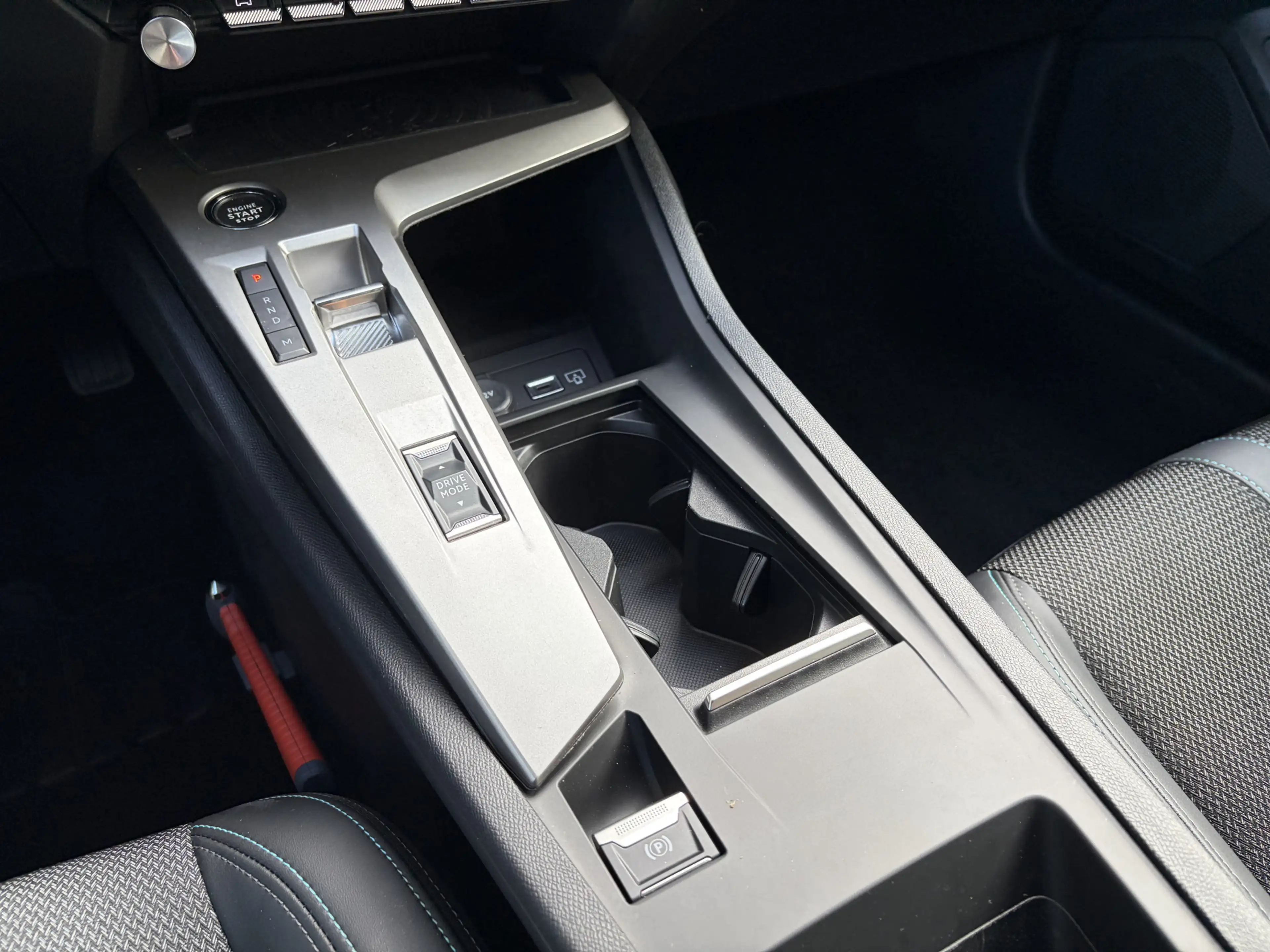 Peugeot 408 1.2 Hybrid 145 e-DCS6 Allure Navigatie / Camera / — photo 30