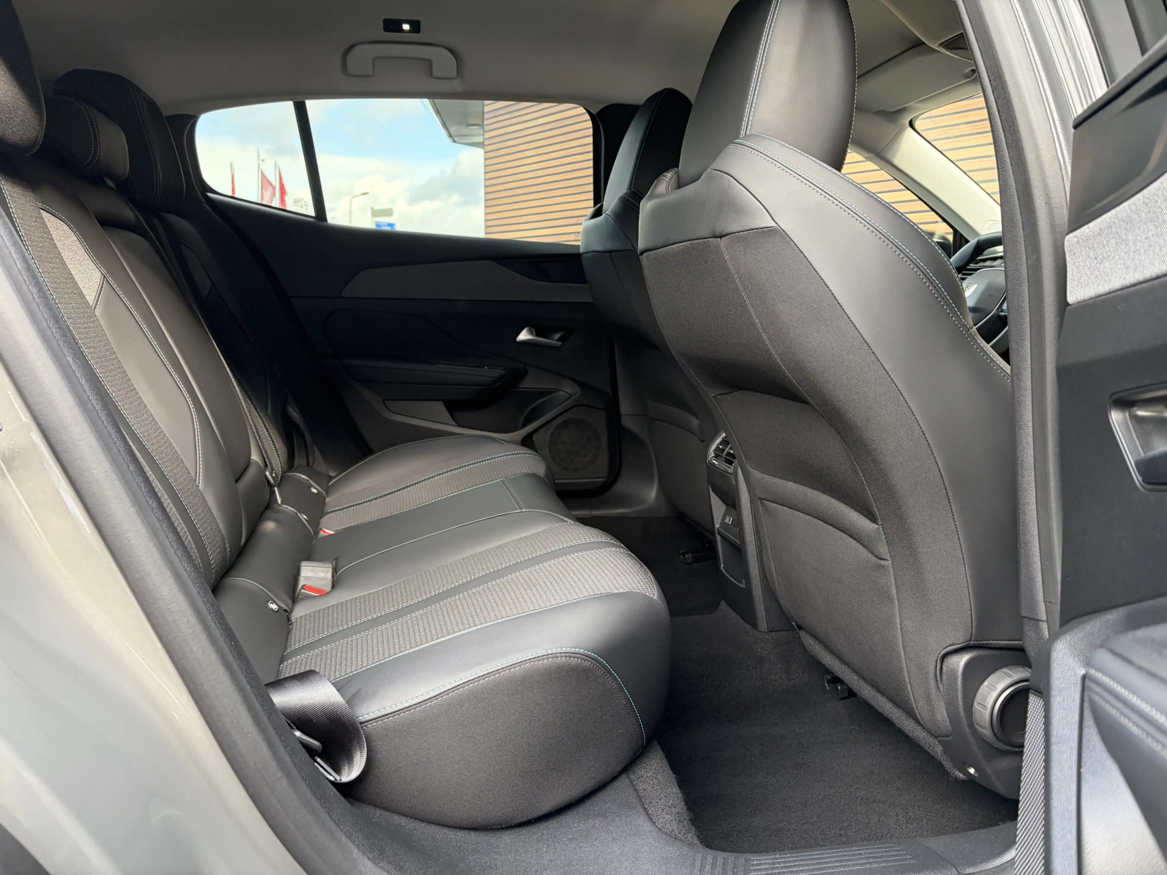 Peugeot 408 1.2 Hybrid 145 e-DCS6 Allure Navigatie / Camera / — photo 48