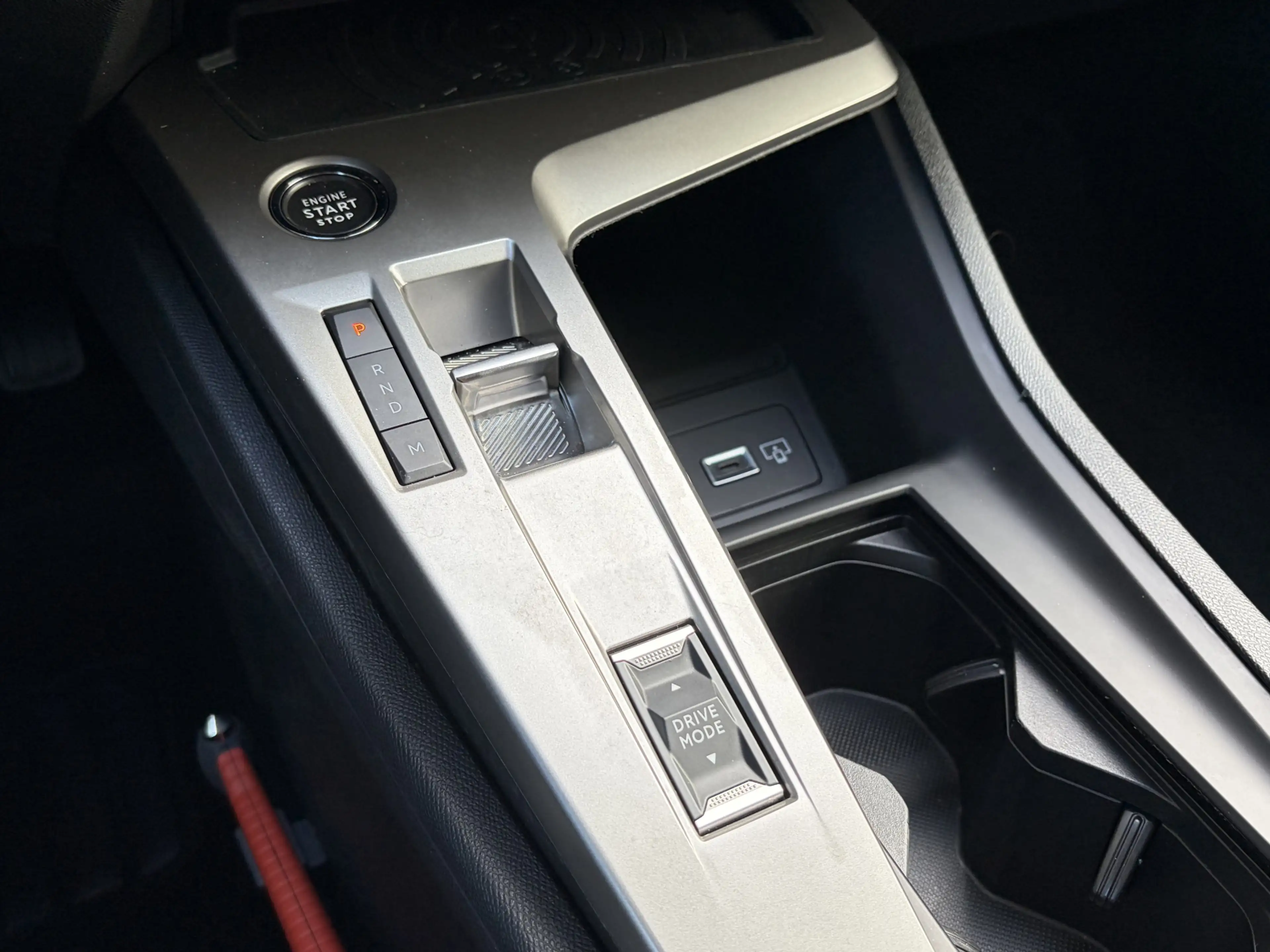Peugeot 408 1.2 Hybrid 145 e-DCS6 Allure Navigatie / Camera / — photo 32