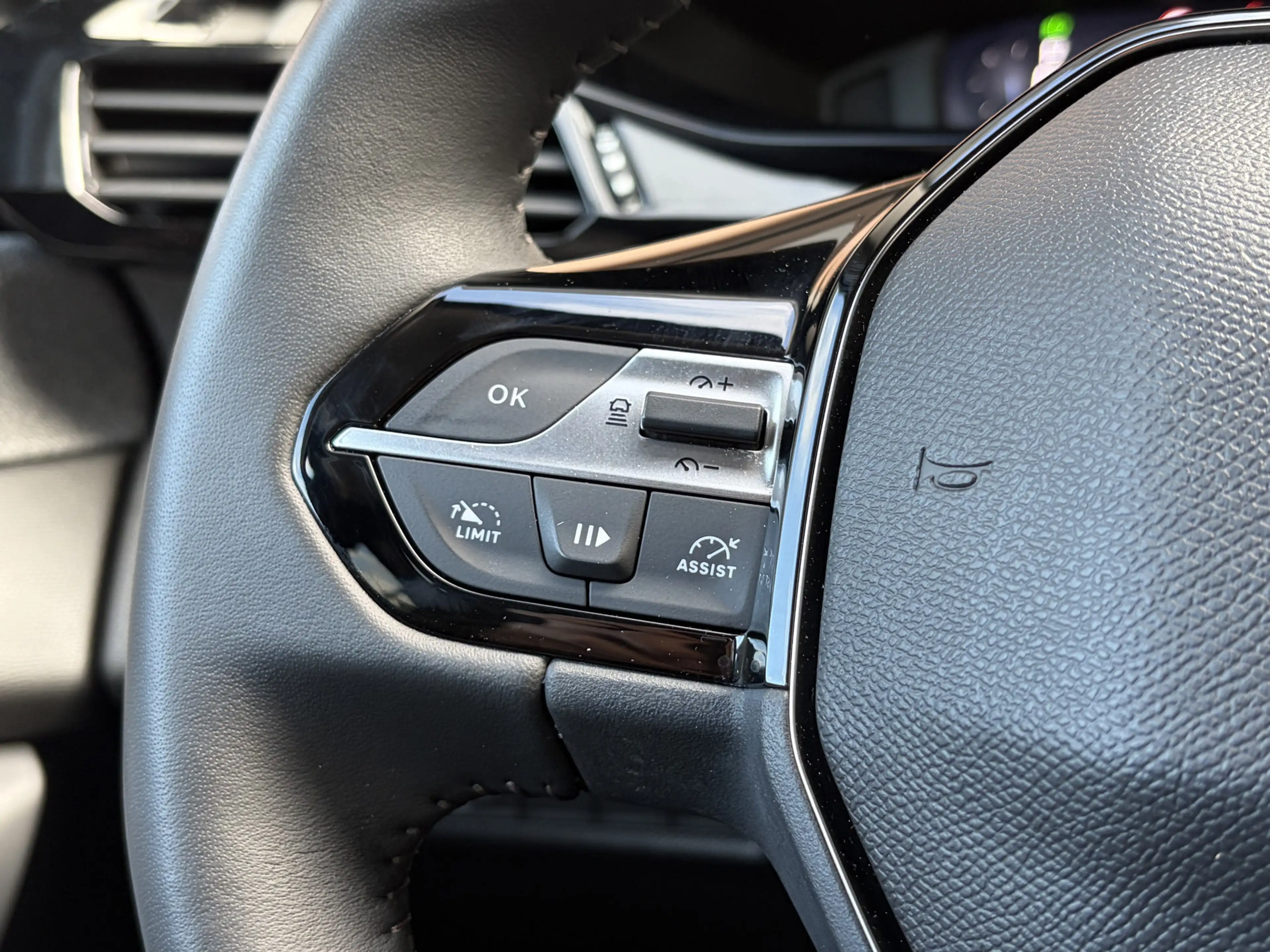 Peugeot 408 1.2 Hybrid 145 e-DCS6 Allure Navigatie / Camera / — photo 25