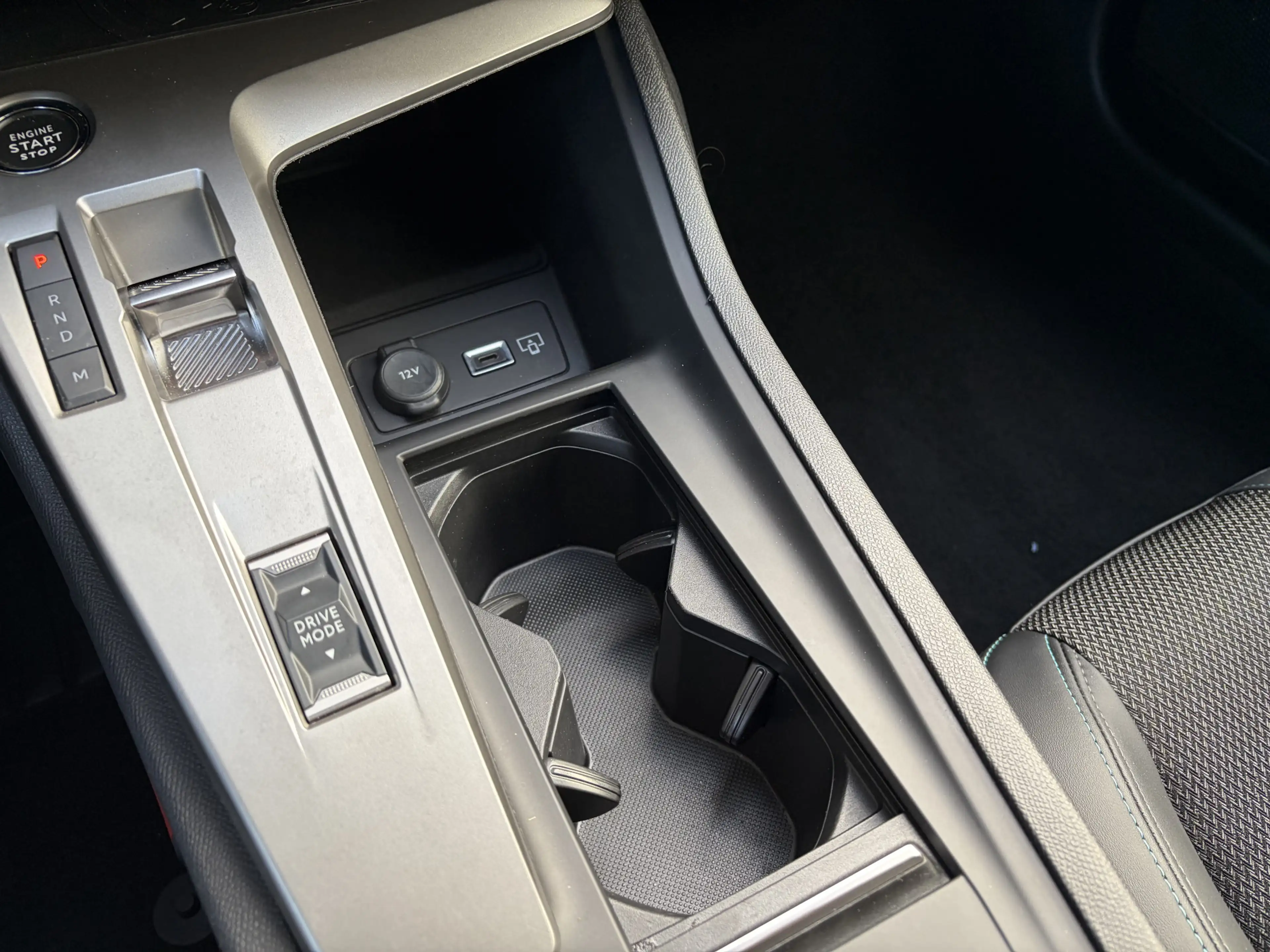 Peugeot 408 1.2 Hybrid 145 e-DCS6 Allure Navigatie / Camera / — photo 31