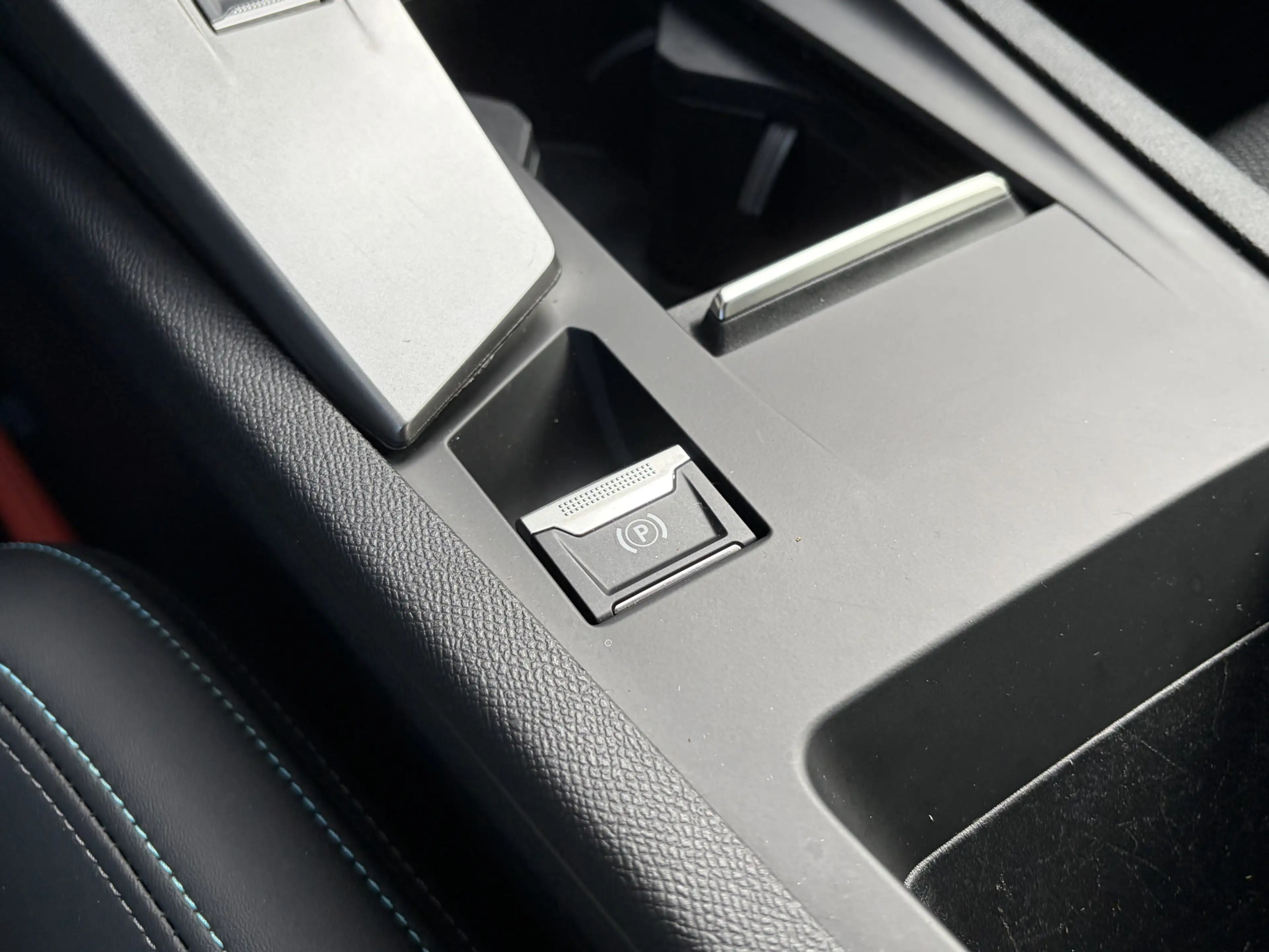 Peugeot 408 1.2 Hybrid 145 e-DCS6 Allure Navigatie / Camera / — photo 33