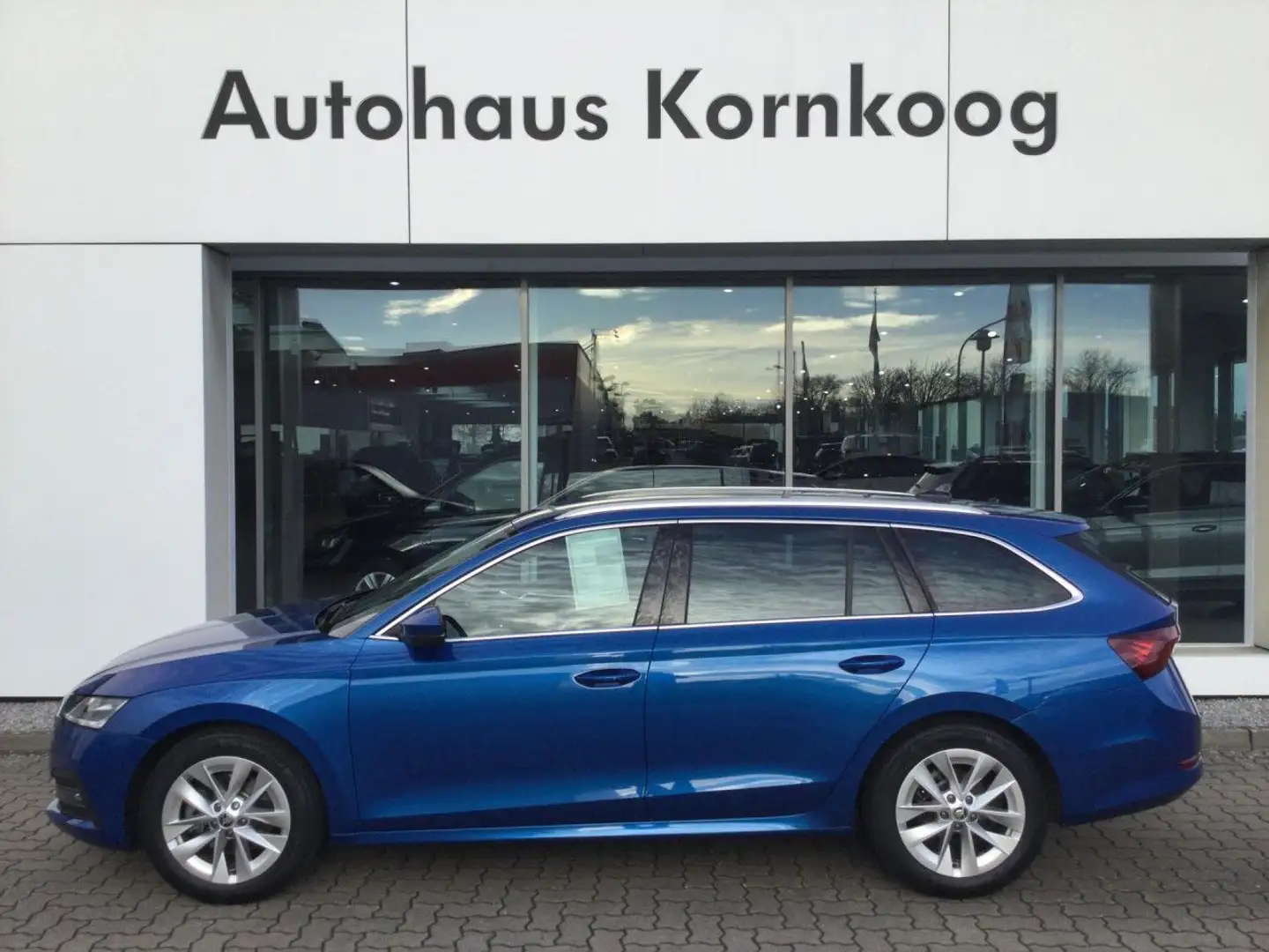 Skoda Octavia Combi 2.0 TDI DSG Style LED NAVI APP ACC A Bleu - 1
