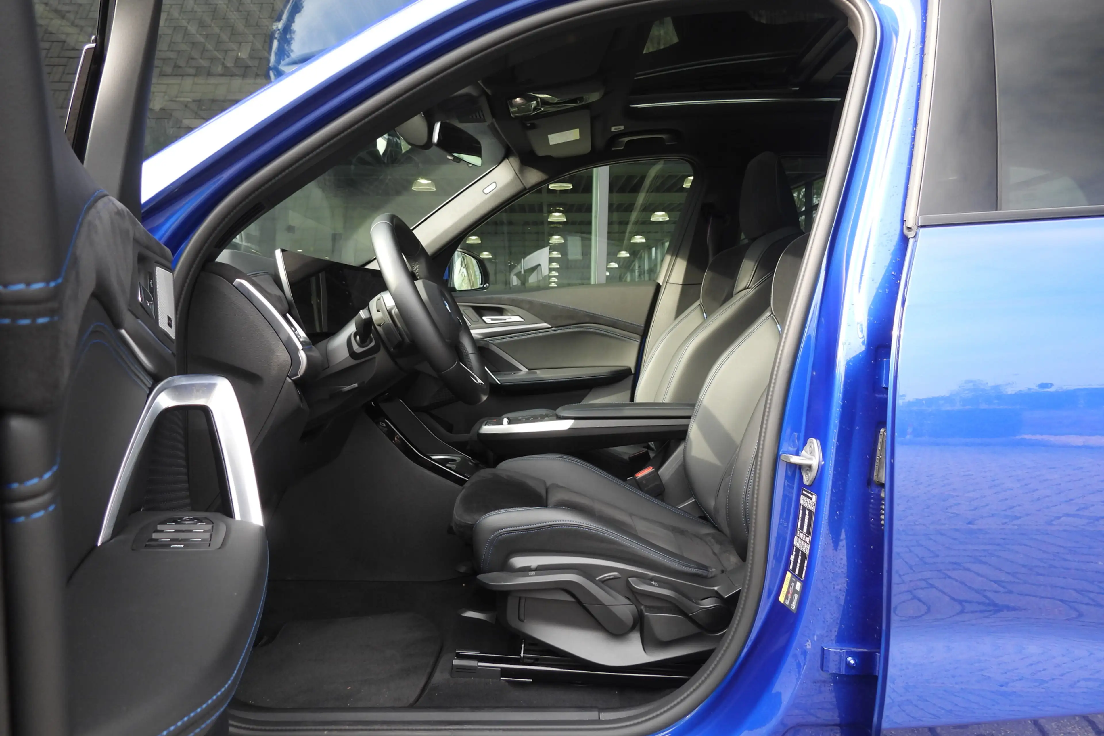 BMW iX1 xDrive30 M Sport / Panoramadak / Sportstoelen / Co — photo 14