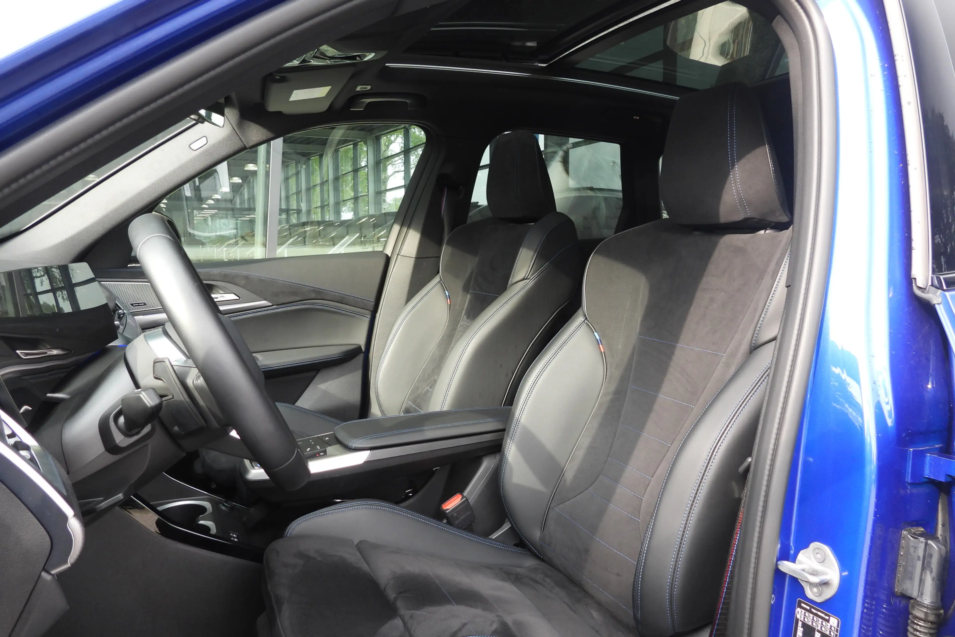 BMW iX1 xDrive30 M Sport / Panoramadak / Sportstoelen / Co — photo 15