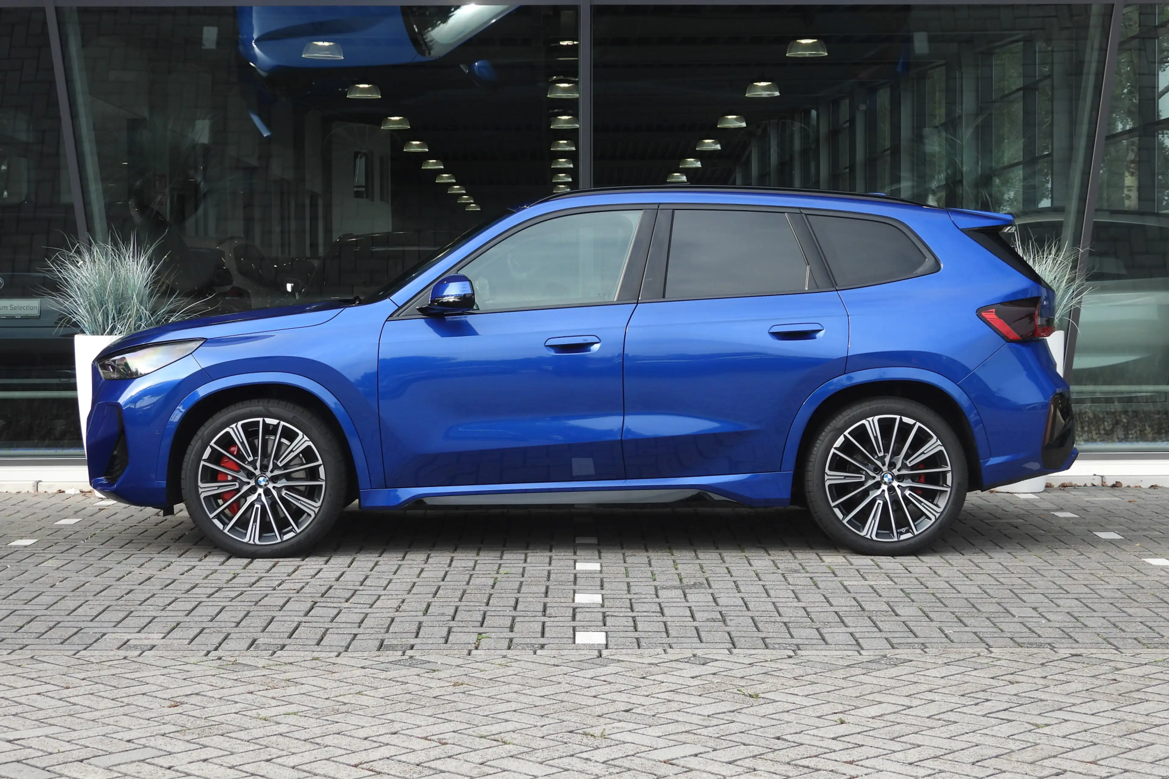 BMW iX1 xDrive30 M Sport / Panoramadak / Sportstoelen / Co — photo 5