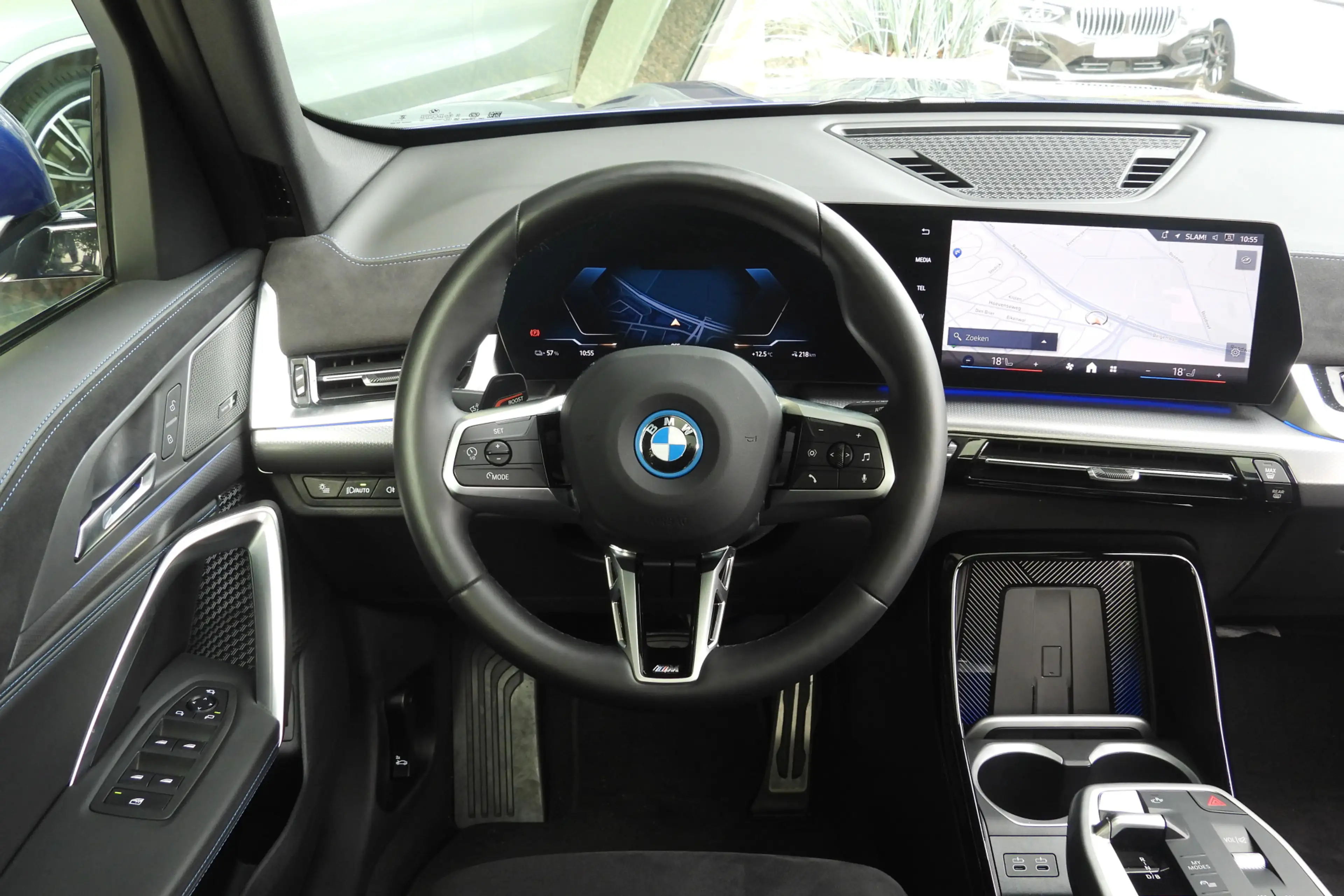 BMW iX1 xDrive30 M Sport / Panoramadak / Sportstoelen / Co — photo 2