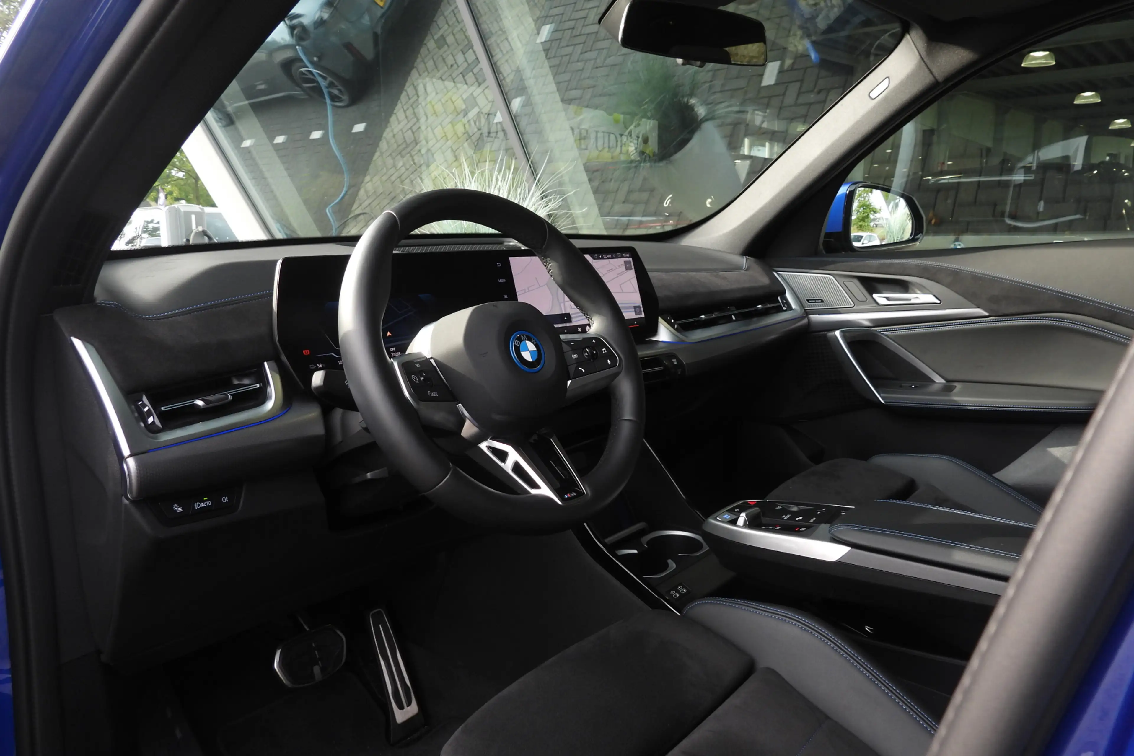BMW iX1 xDrive30 M Sport / Panoramadak / Sportstoelen / Co — photo 11