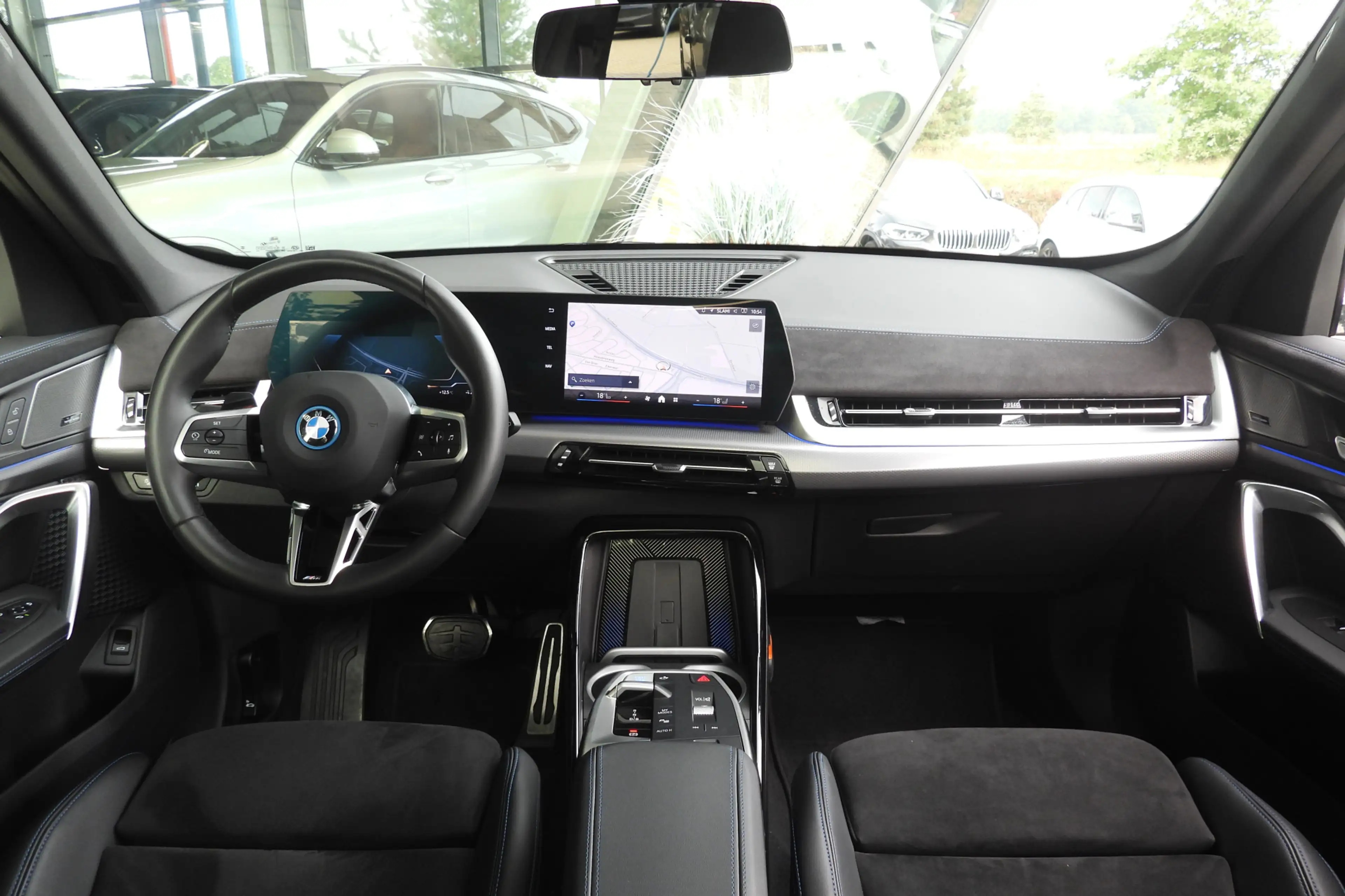 BMW iX1 xDrive30 M Sport / Panoramadak / Sportstoelen / Co — photo 3