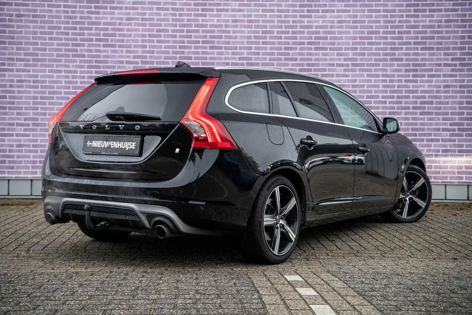 Volvo V60 2.0 T4 Business Sport | Trekhaak | Navigatie | Led Noir - 2