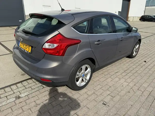 Ford Focus view 3