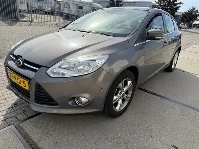 Ford Focus view 2