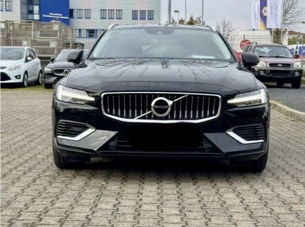 Volvo V60 Inscription Expression Recharge Plug-In Hybrid AWD — photo 1 of 11