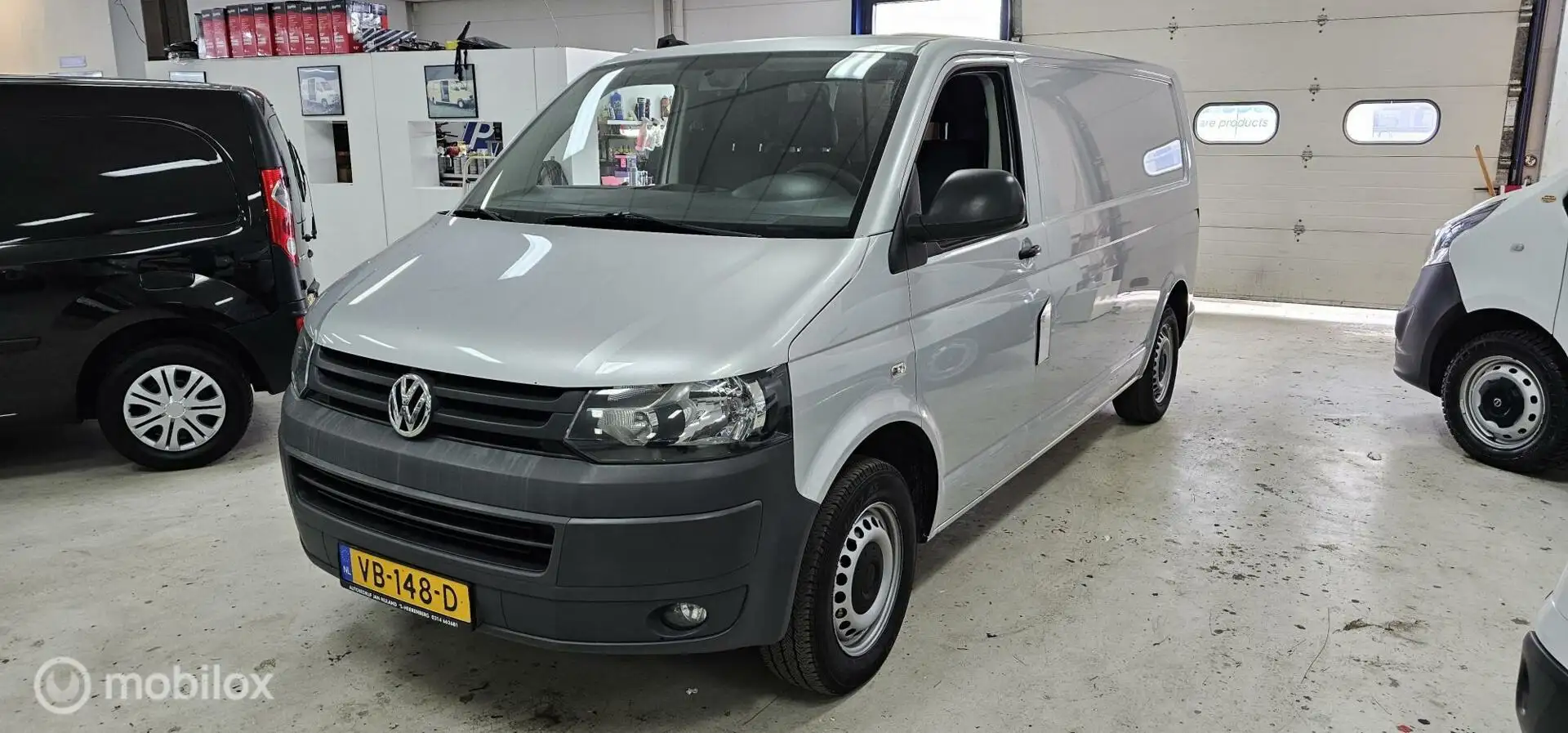 Volkswagen T5 Transporter 2.0 TDI L2H1 Airco Cruise Silber - 1