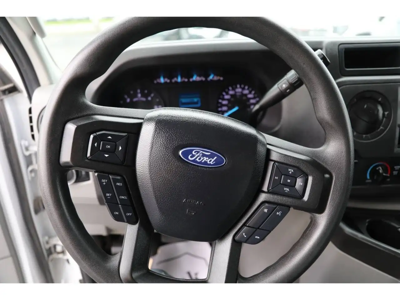 Ford E-Series Cutaway снимка Ford E-Series Cutaway