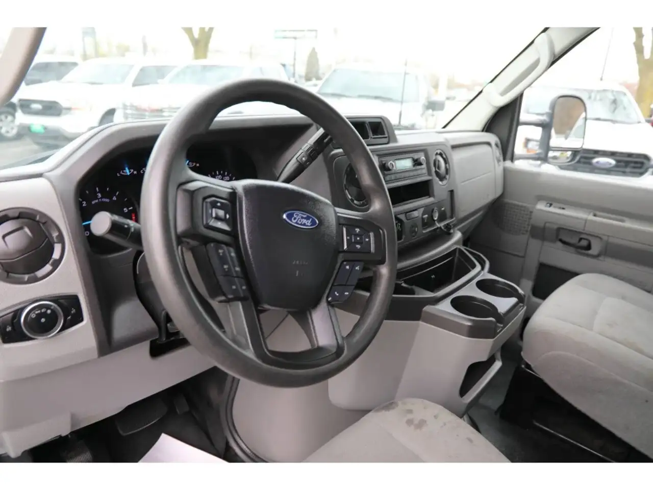 Ford E-Series Cutaway снимка Ford E-Series Cutaway