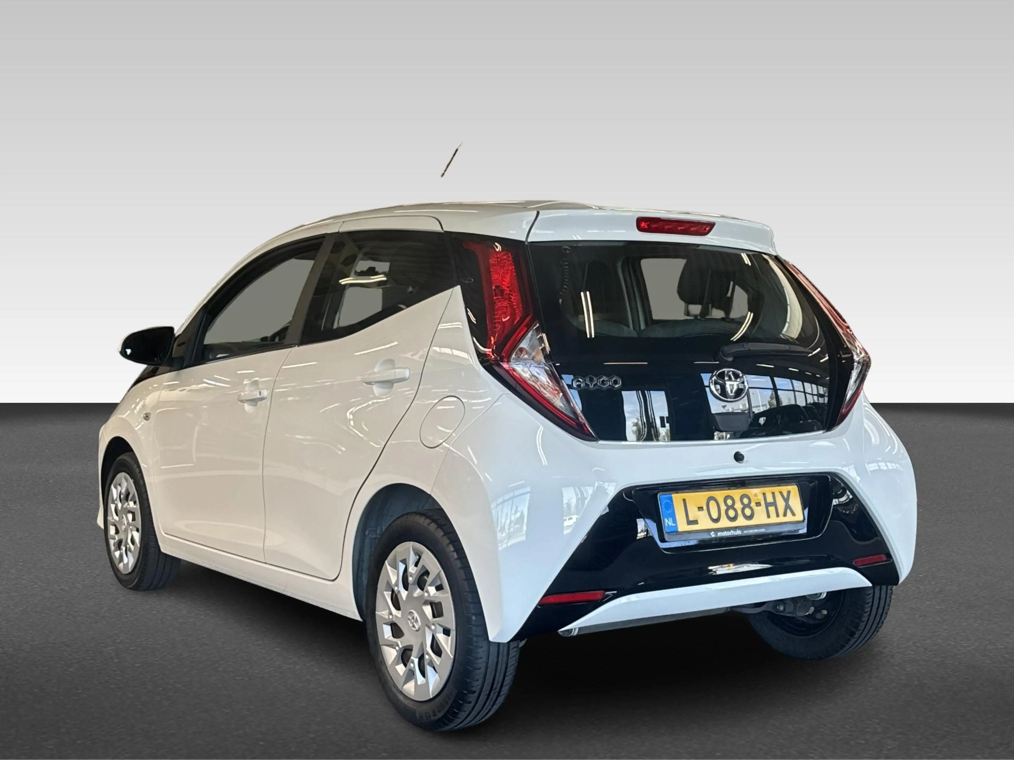 Toyota Aygo 1.0 VVT-i x-play | Achteruitrijcamera | Apple Carp — photo 3