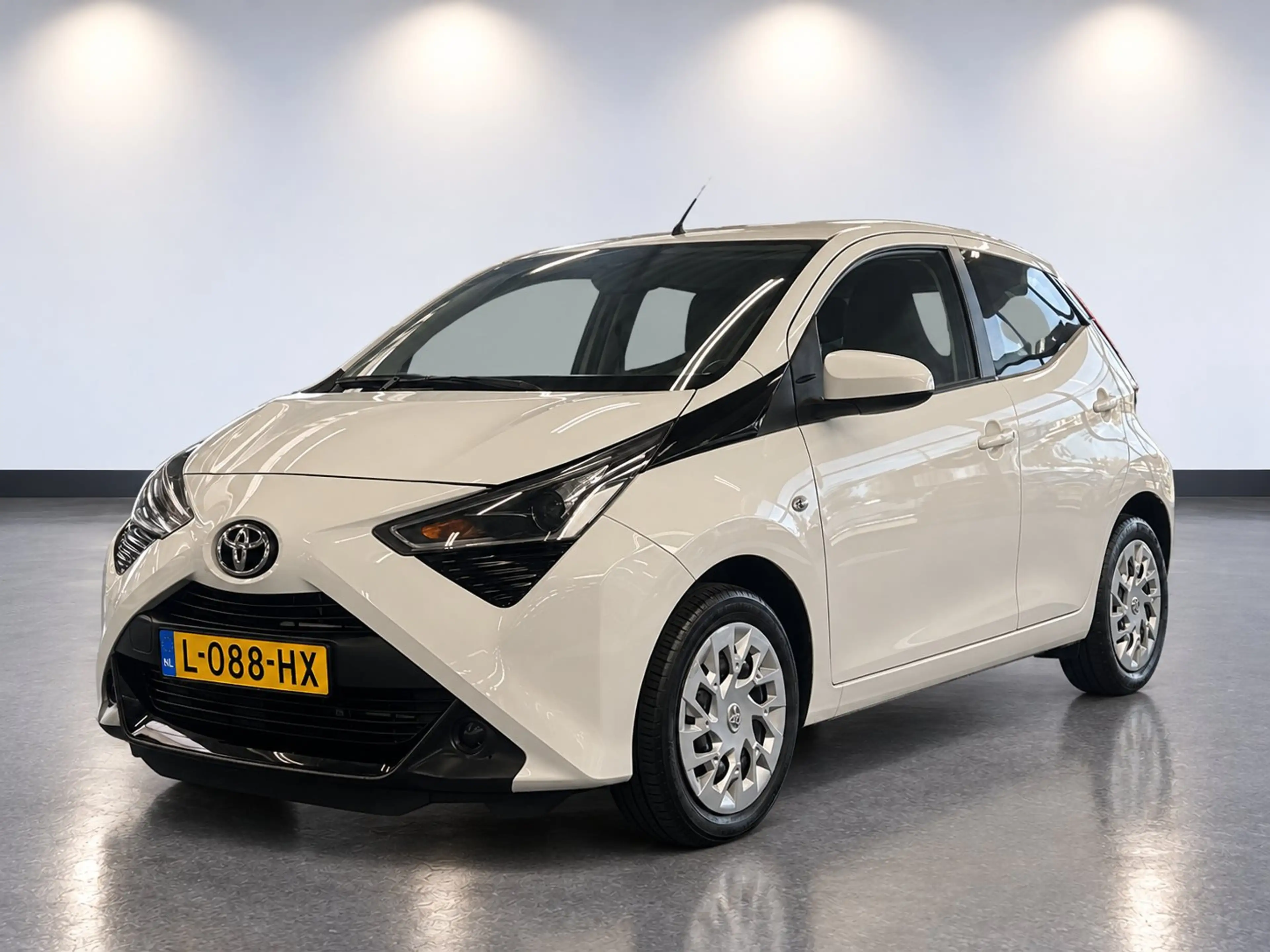 Toyota Aygo 1.0 VVT-i x-play | Achteruitrijcamera | Apple Carp