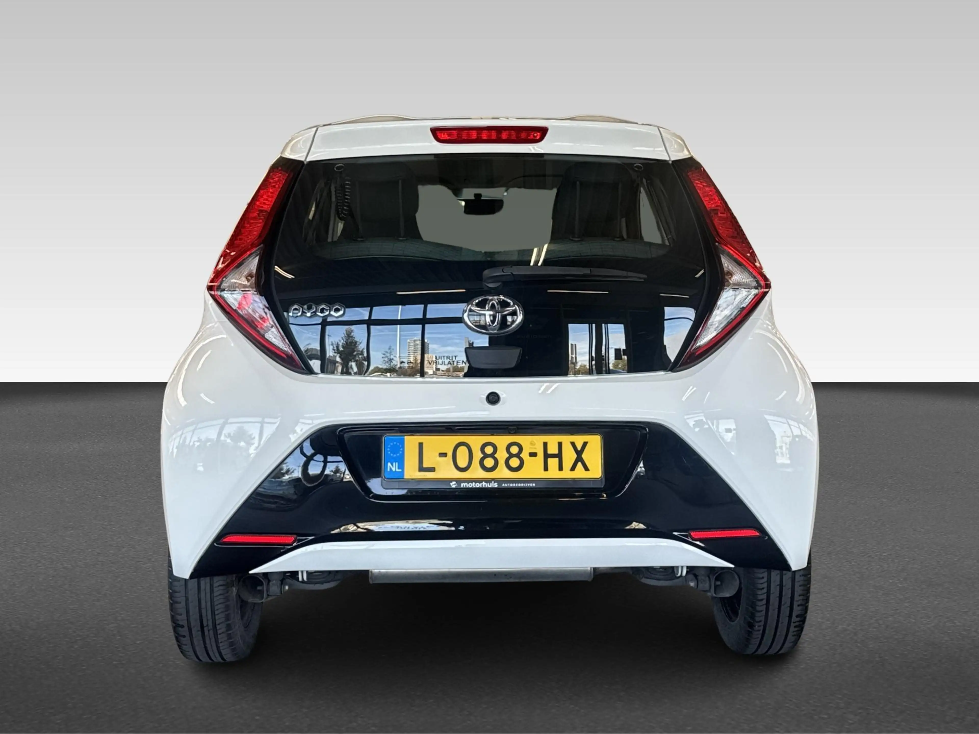 Toyota Aygo 1.0 VVT-i x-play | Achteruitrijcamera | Apple Carp — photo 10