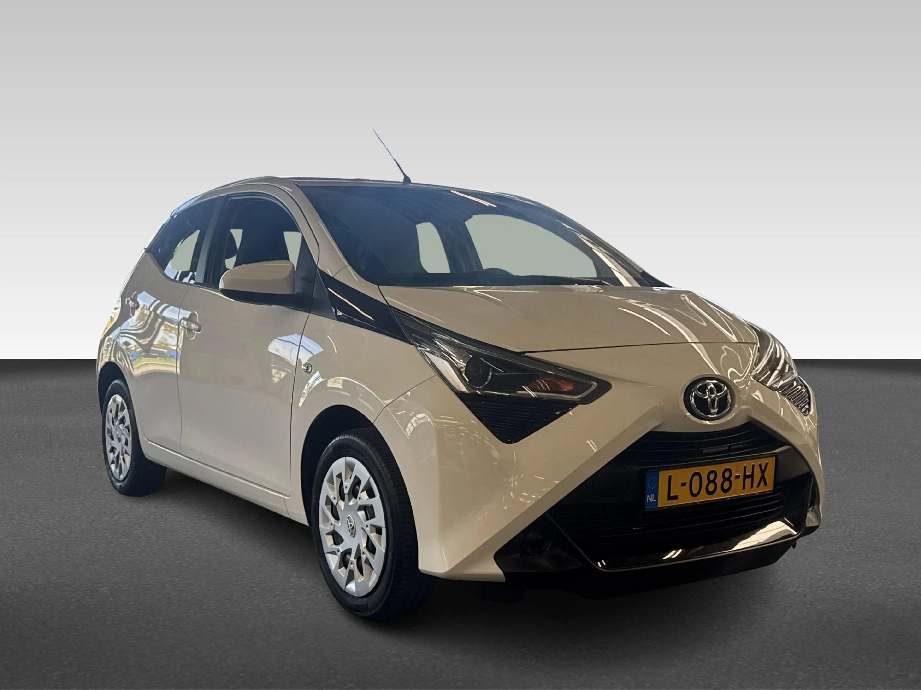 Toyota Aygo 1.0 VVT-i x-play | Achteruitrijcamera | Apple Carp — photo 8