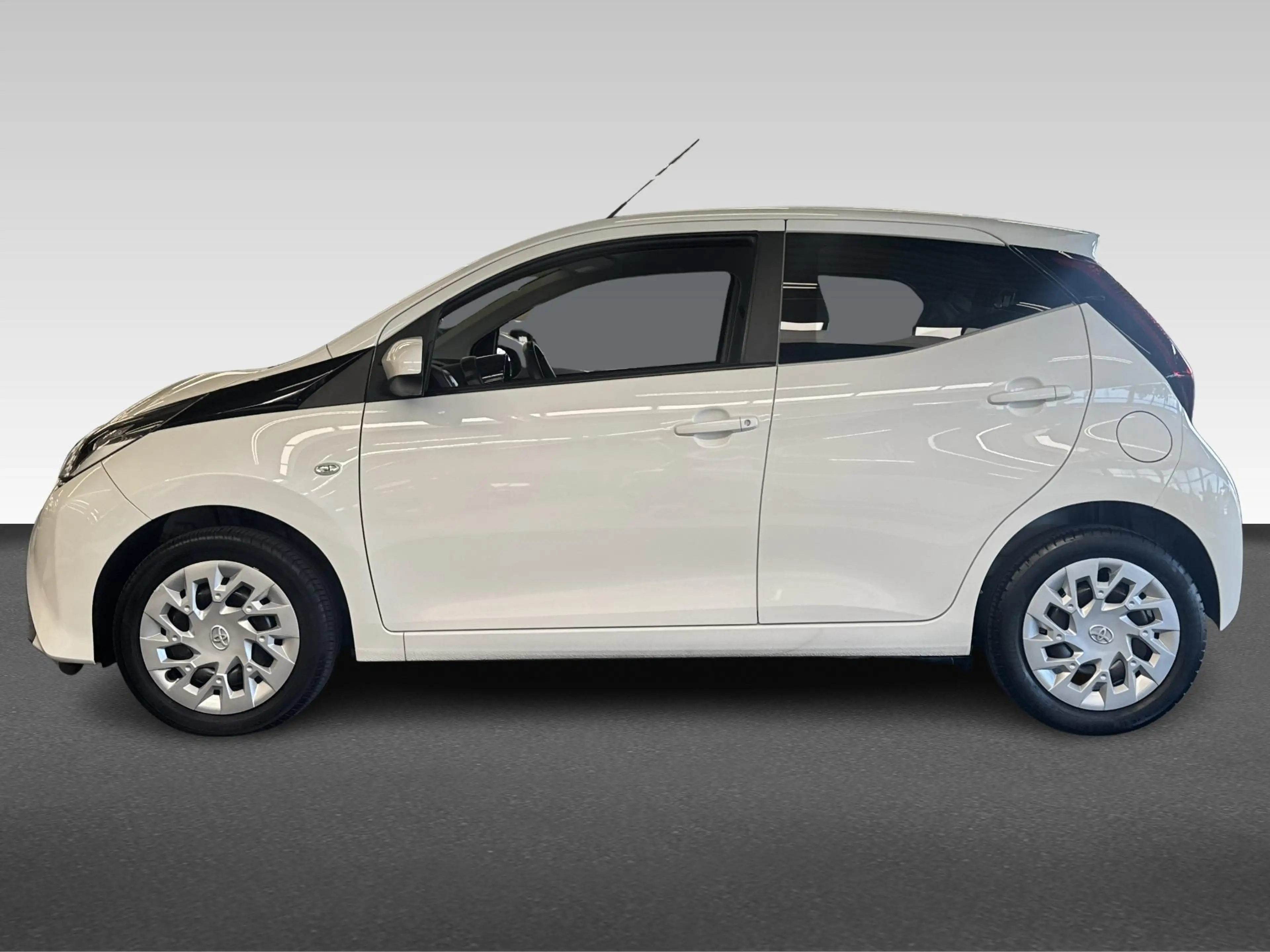 Toyota Aygo 1.0 VVT-i x-play | Achteruitrijcamera | Apple Carp — photo 2