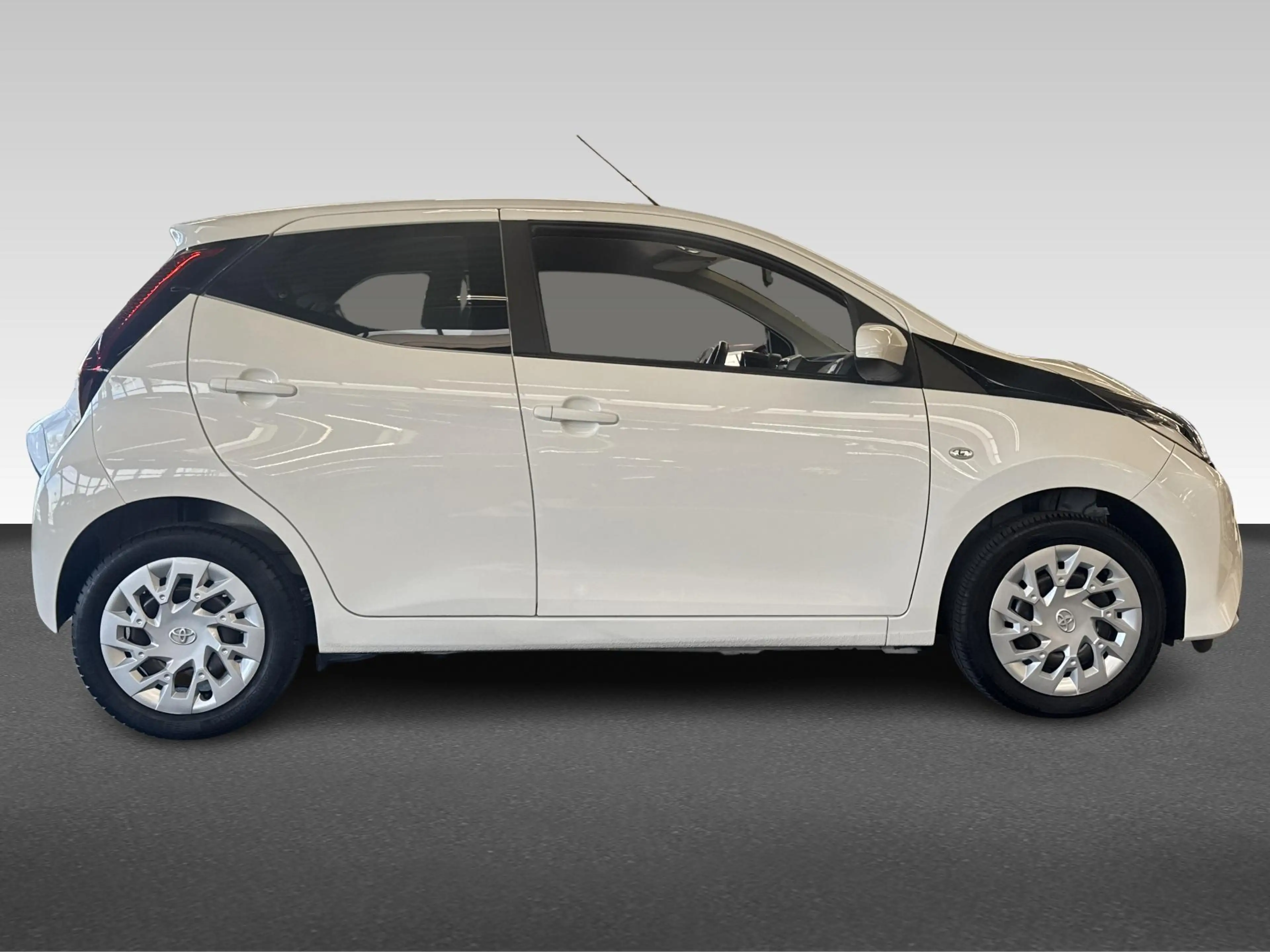 Toyota Aygo 1.0 VVT-i x-play | Achteruitrijcamera | Apple Carp — photo 9