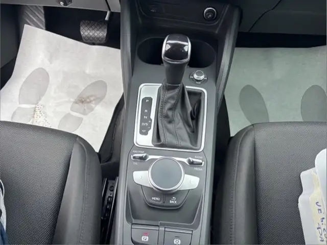 Audi Q2 view 9