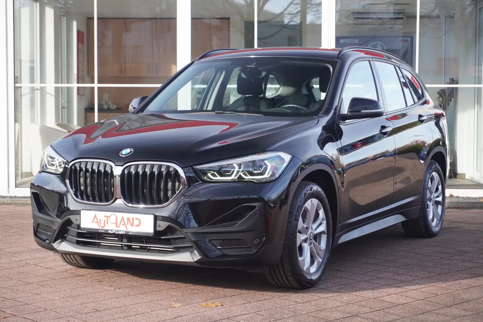 BMW X1 xDrive 25 e Advantage Aut. LED AHK Klimaaut. Zwart - 2