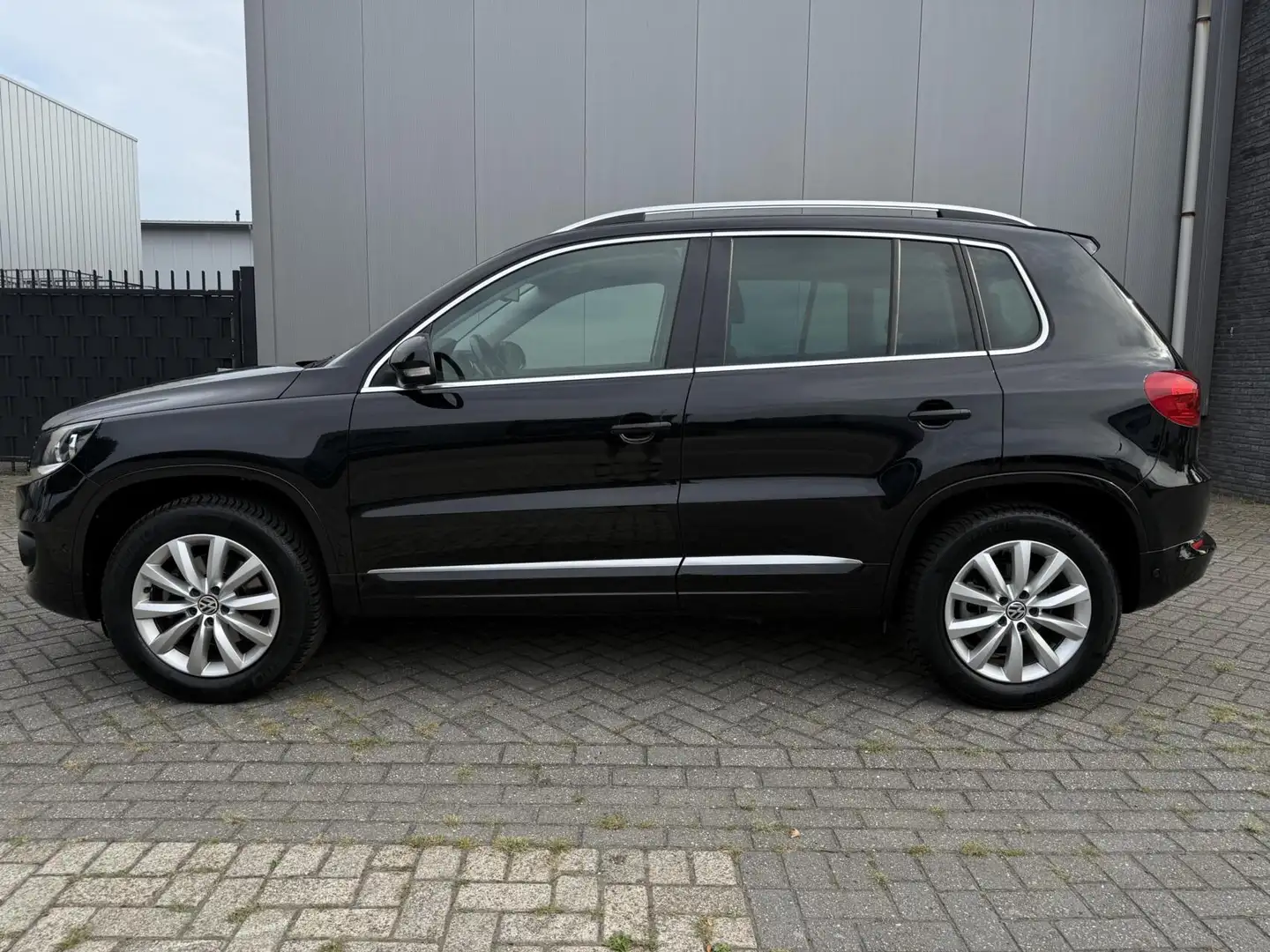 Volkswagen Tiguan 1.4 TSI Sport&Style R-line Edition Zwart - 2