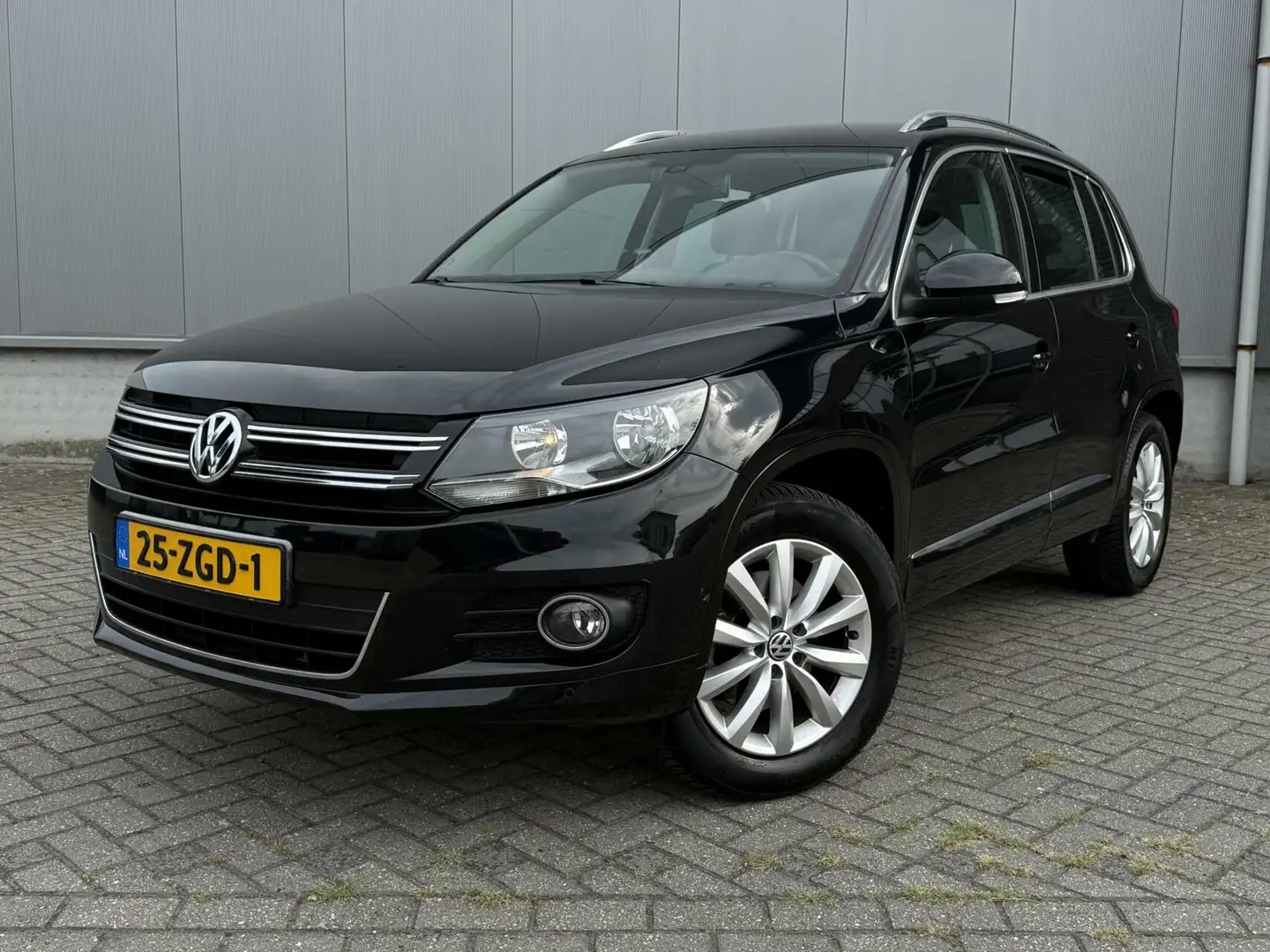 Volkswagen Tiguan 1.4 TSI Sport&Style R-line Edition Zwart - 1