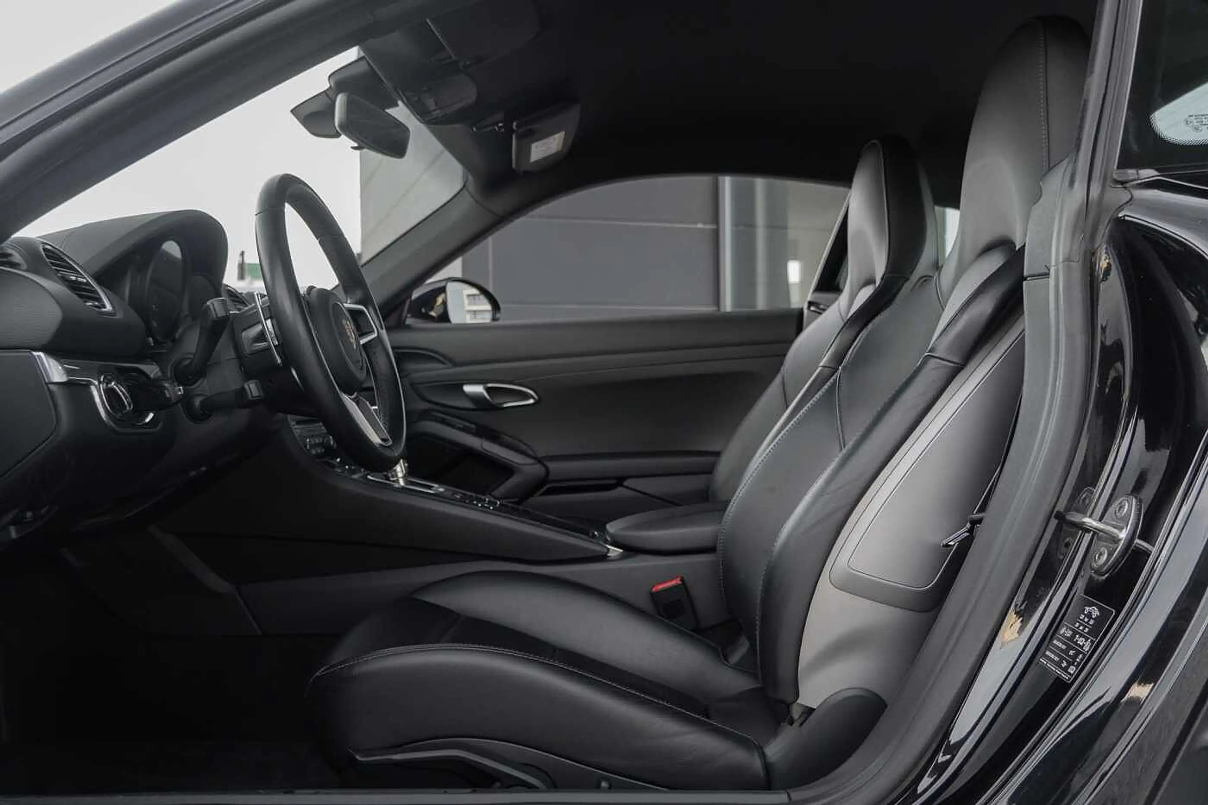 Porsche Cayman 718 — photo 7