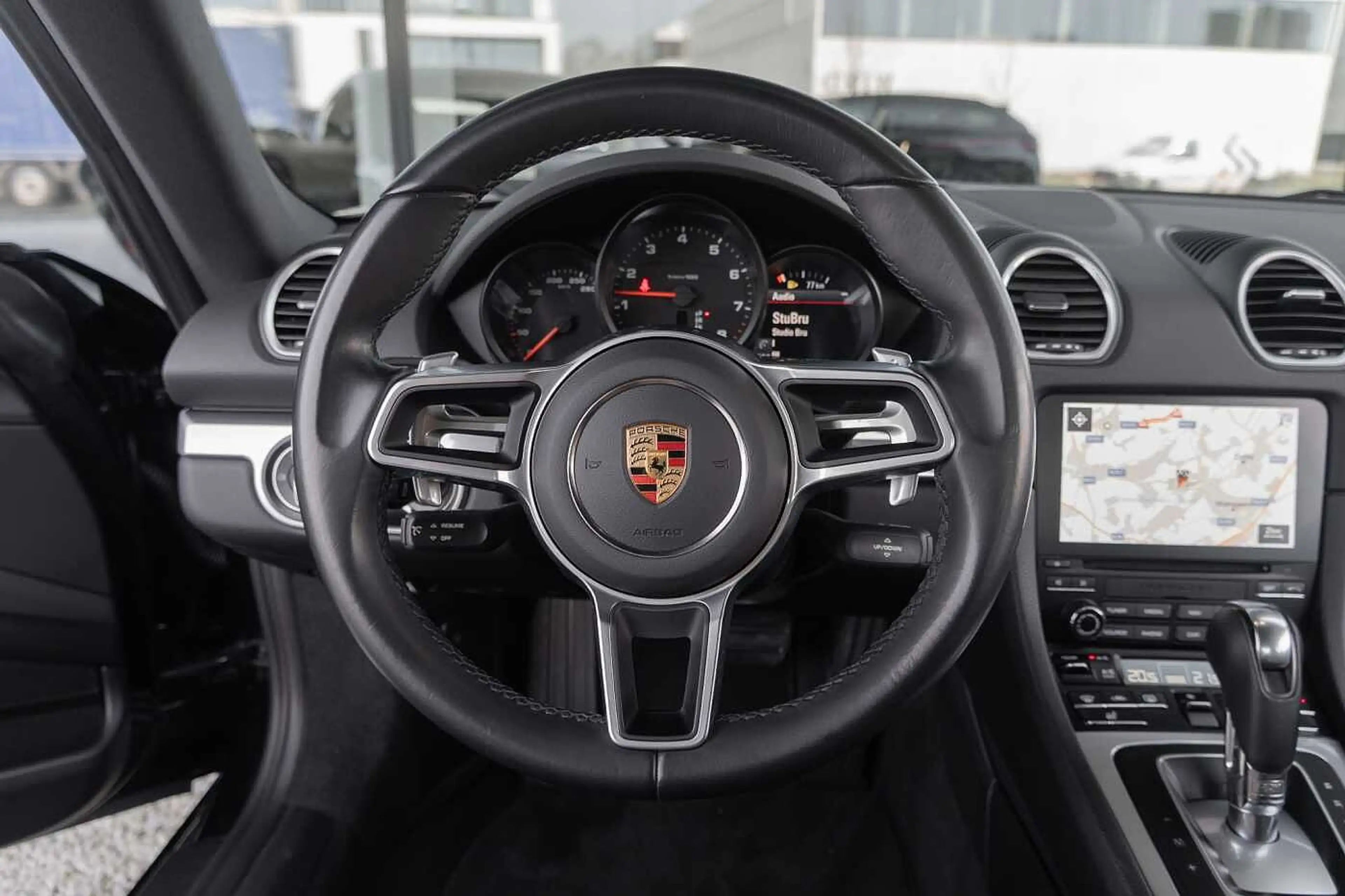 Porsche Cayman 718 — photo 12