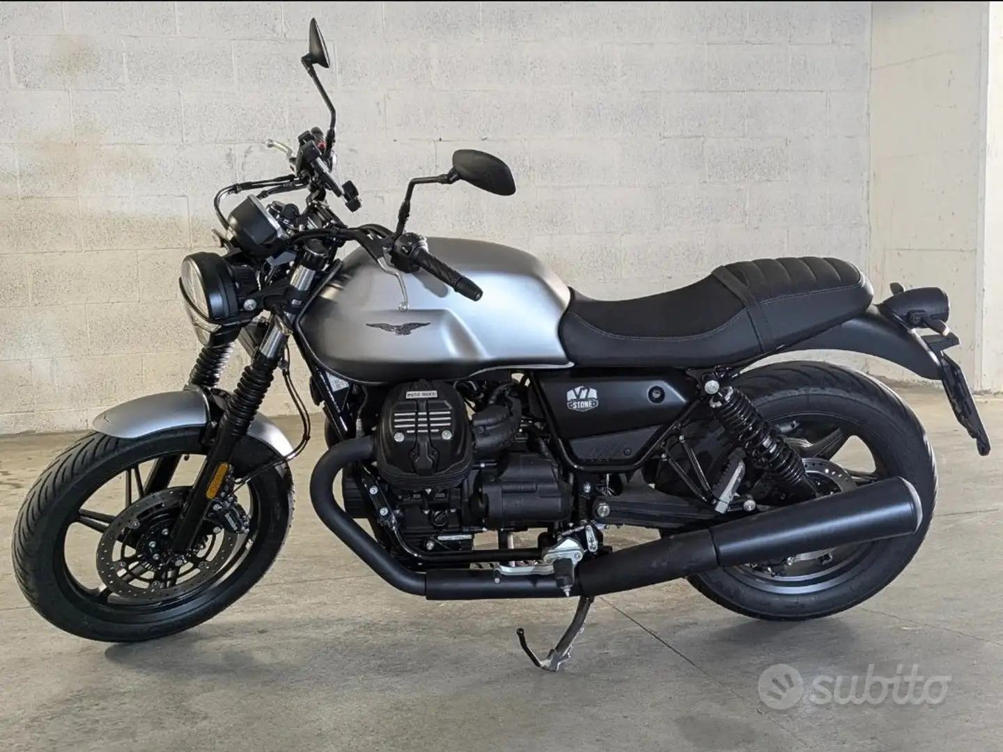 Moto Guzzi V 7 STONE Argento - 1
