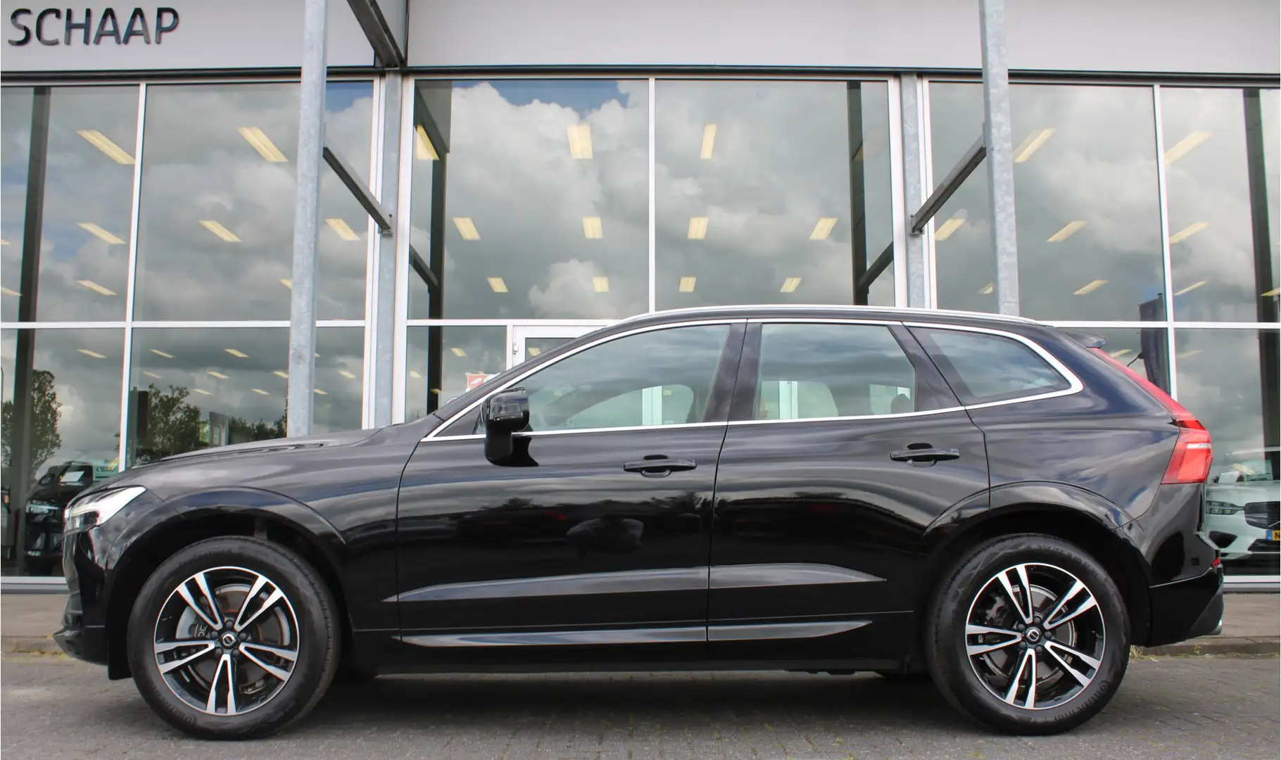 Volvo XC60 B5 Automaat Momentum Pro | Trekhaak | Adapt. Cruis Negro - 2