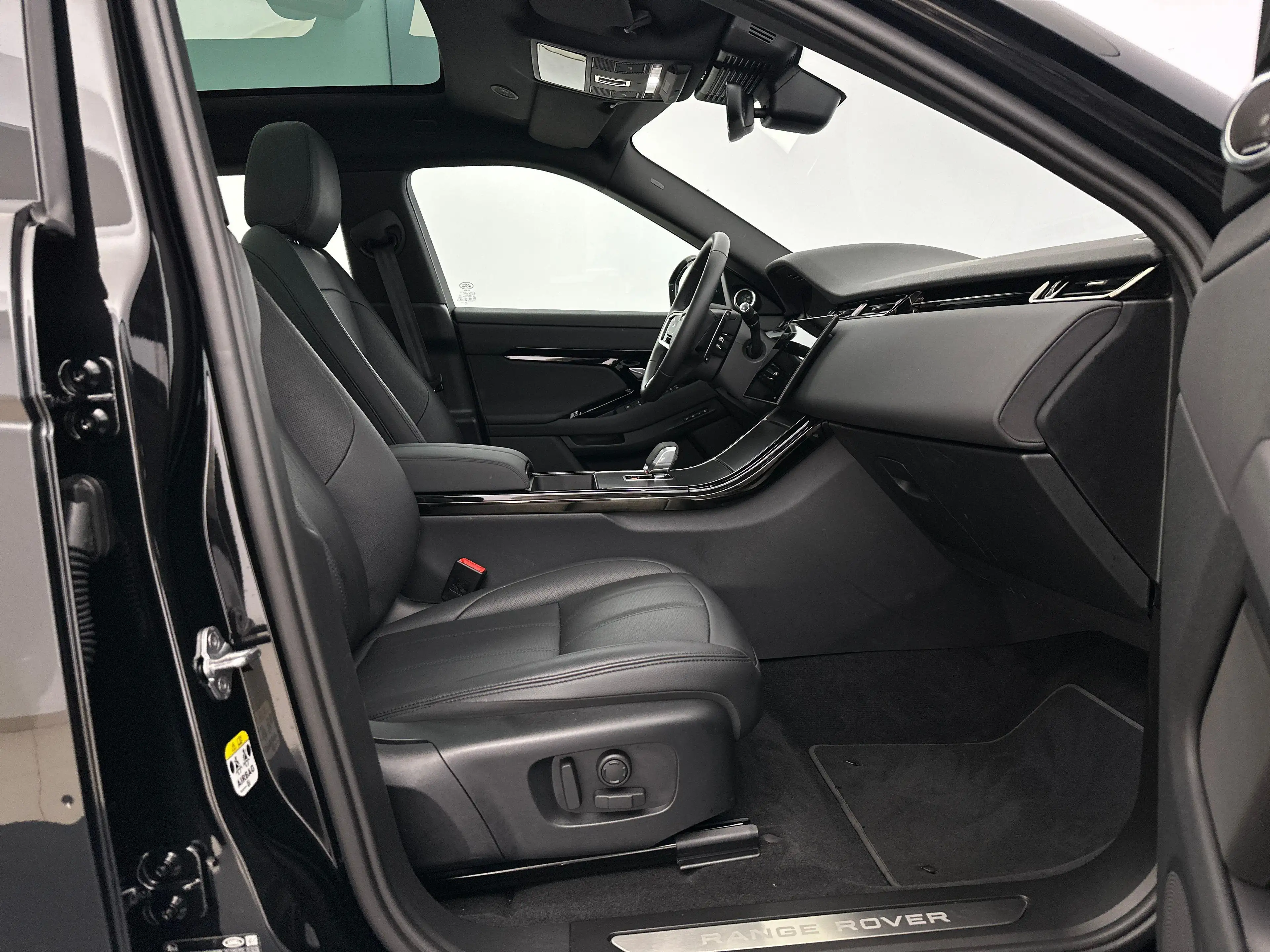 Land Rover Range Rover Evoque P270e Dynamic SE — photo 3