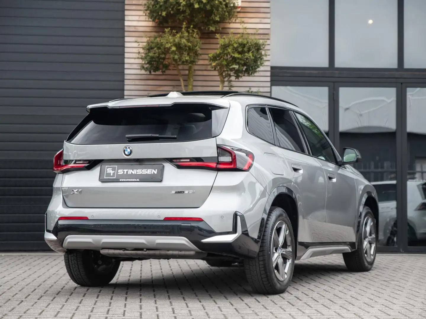 BMW X1 sDrive20i Pano Leer Trekhaak Keyless - 2