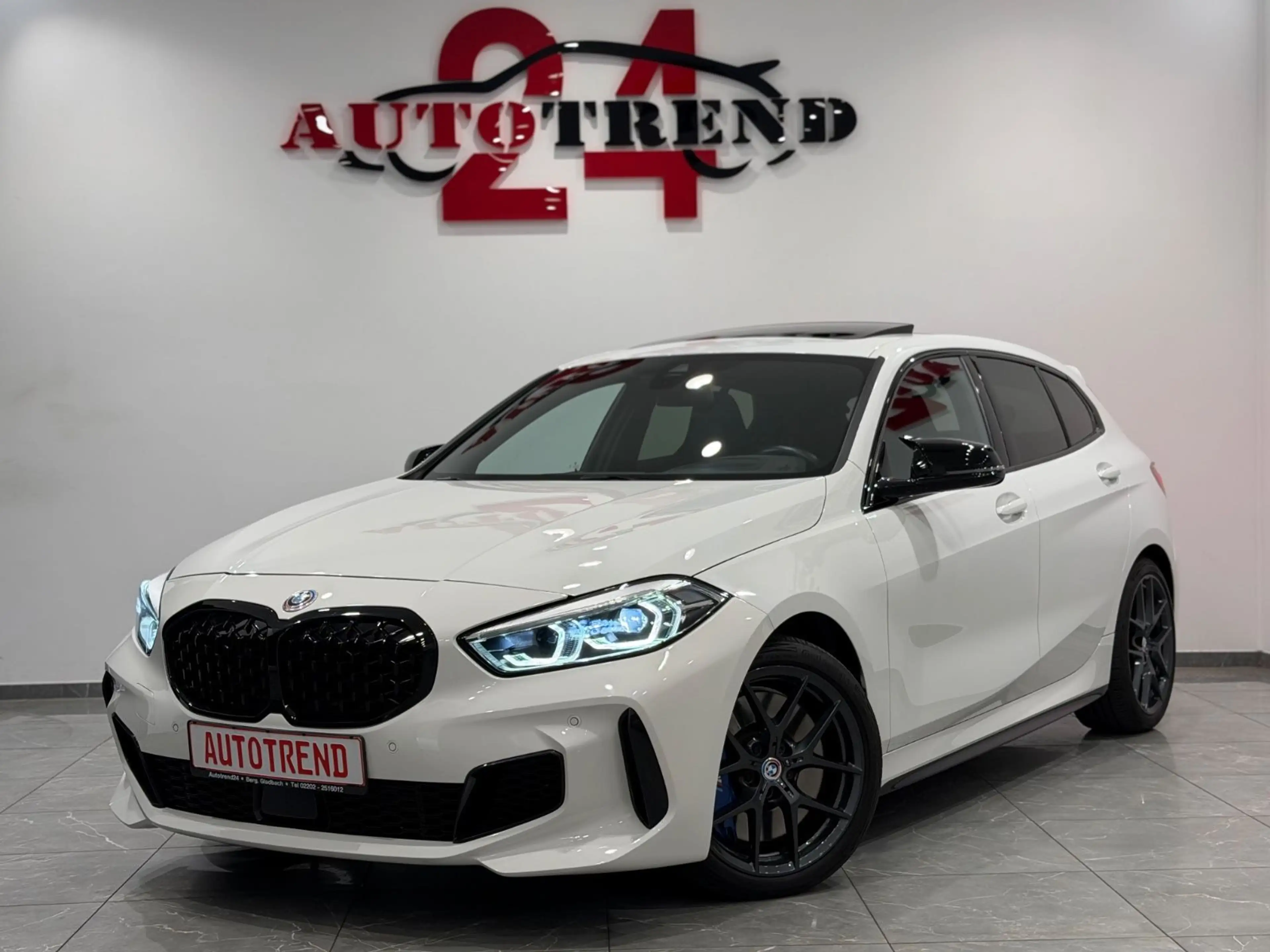 BMW 135 i xDrive SCHALE-PANO+KAMERA+HEAD-UP+LED