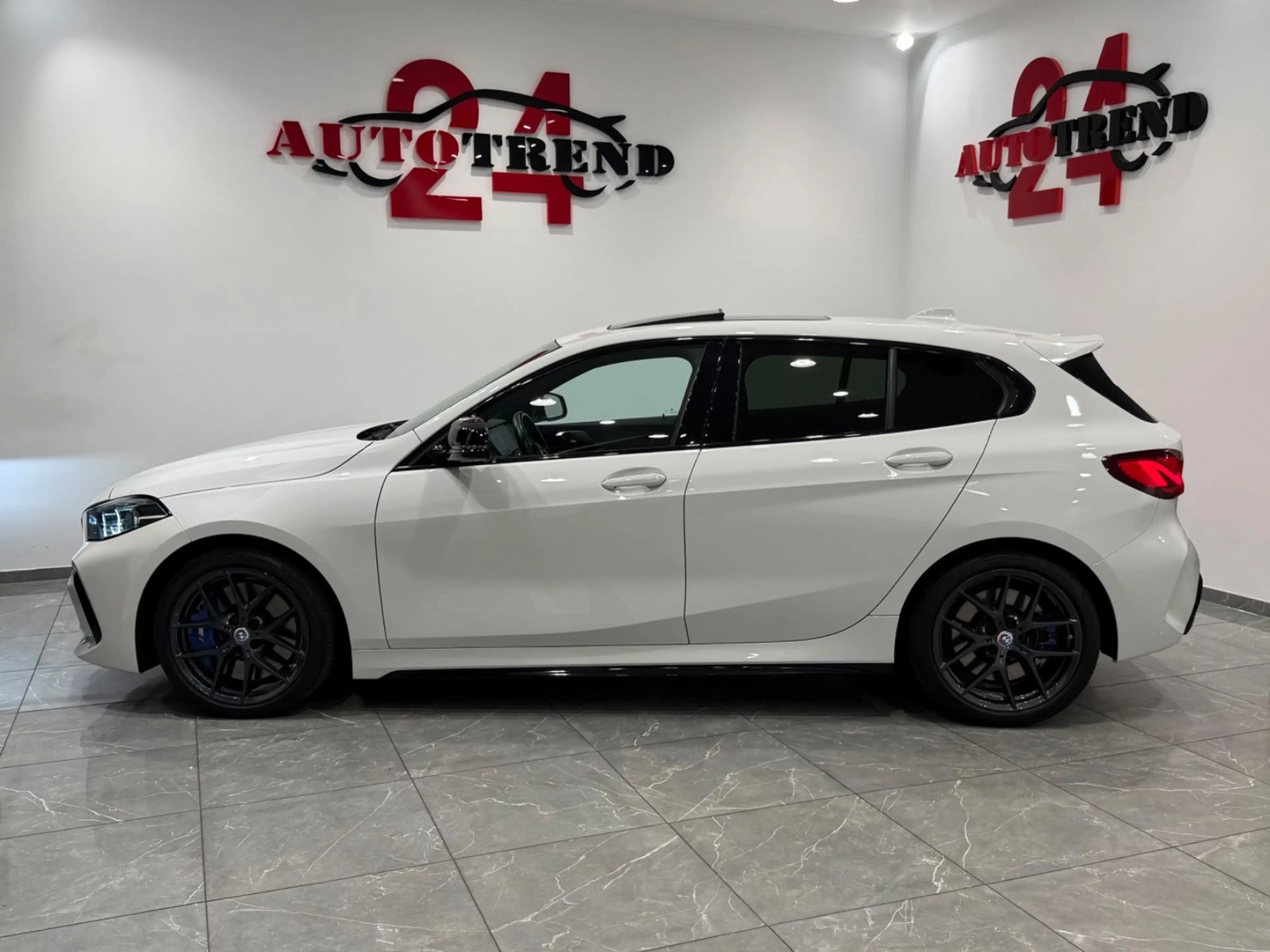 BMW 135 i xDrive SCHALE-PANO+KAMERA+HEAD-UP+LED — photo 10