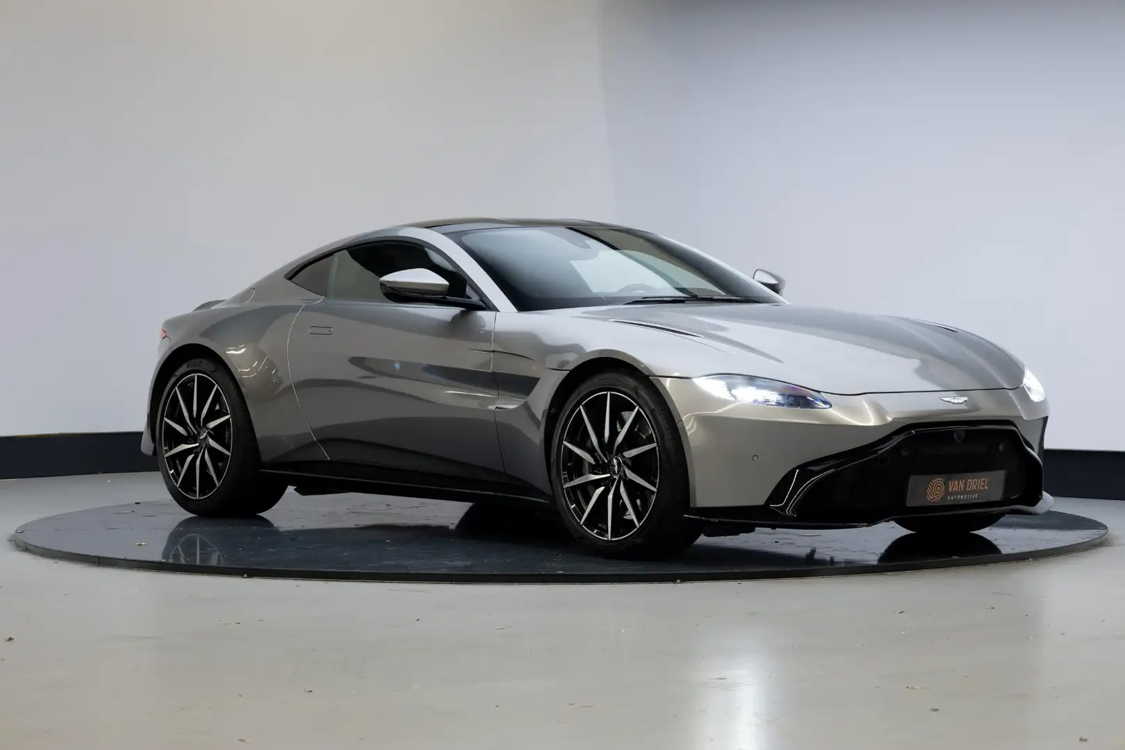 Aston Martin Vantage 4.0 V8 | Gloss Black pack | 20 Inch | Zilver - 1