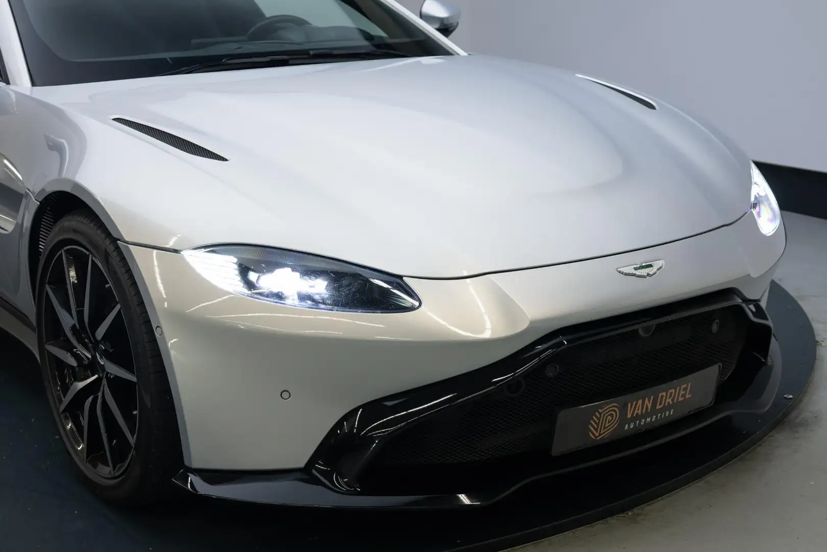 Aston Martin Vantage 4.0 V8 | Gloss Black pack | 20 Inch | Argintiu - 2