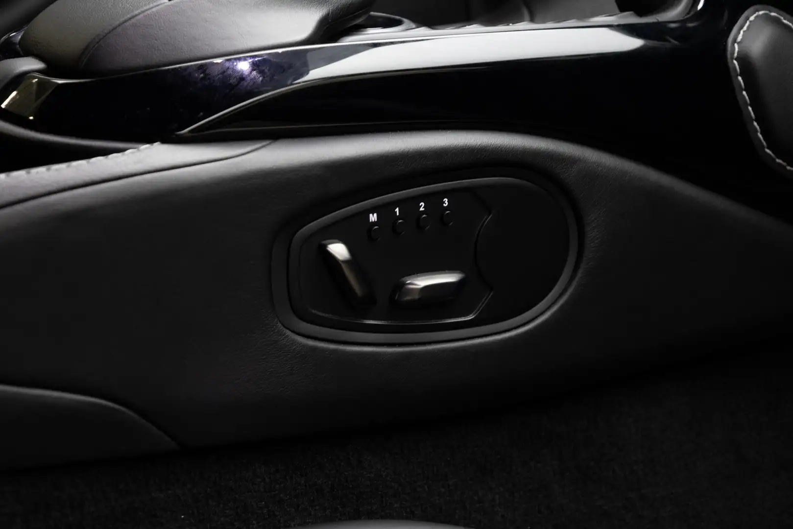 Aston Martin Vantage 4.0 V8 | Gloss Black pack | 20 Inch | Silber - 2