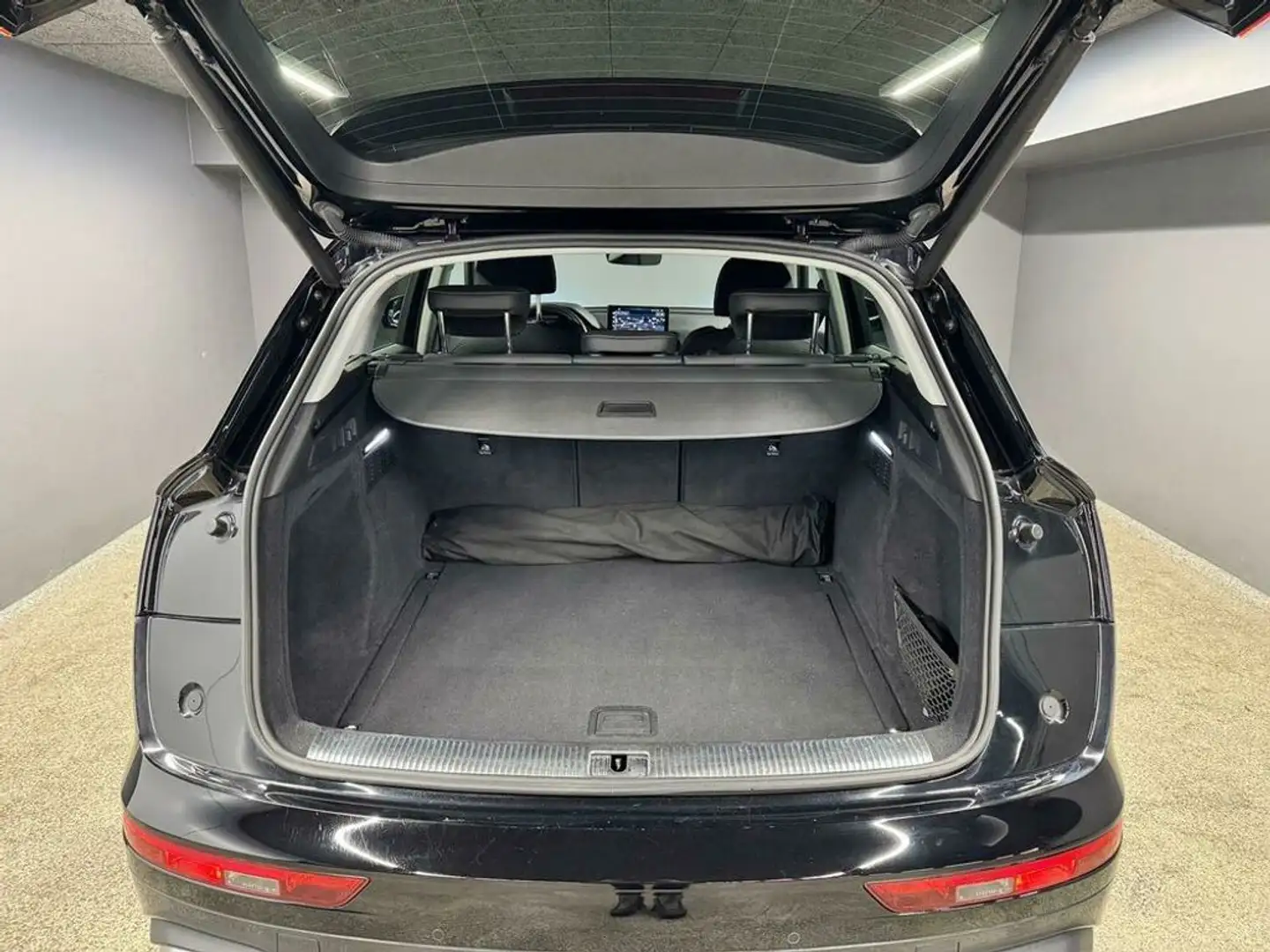 Audi Q5 40 TDI quattro S-Line Schwarz - 2